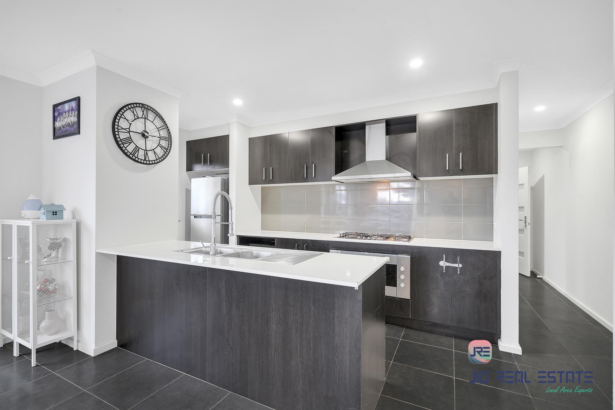 8 Harry Drive, Thornhill Park VIC