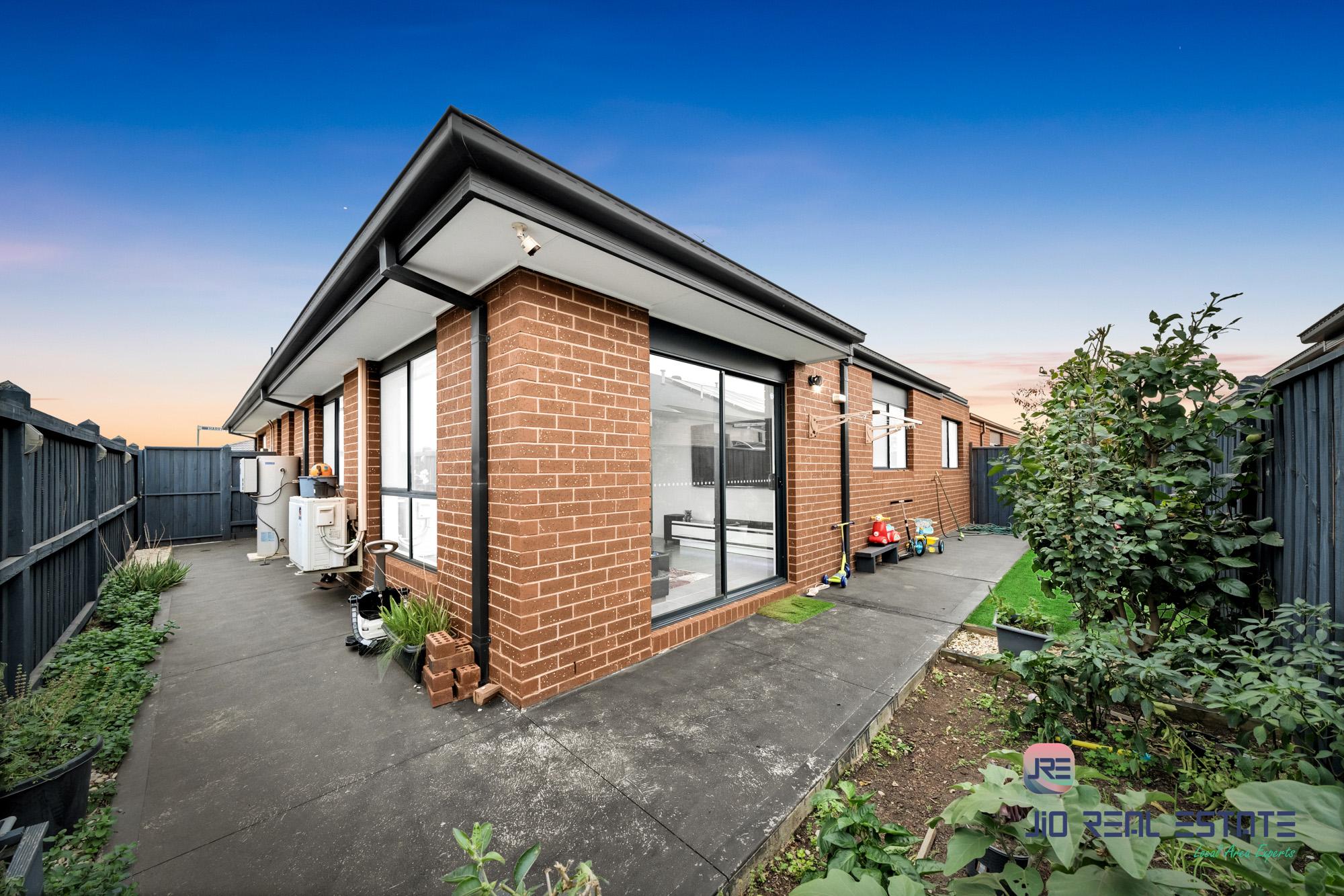 8 Harry Drive, Thornhill Park VIC