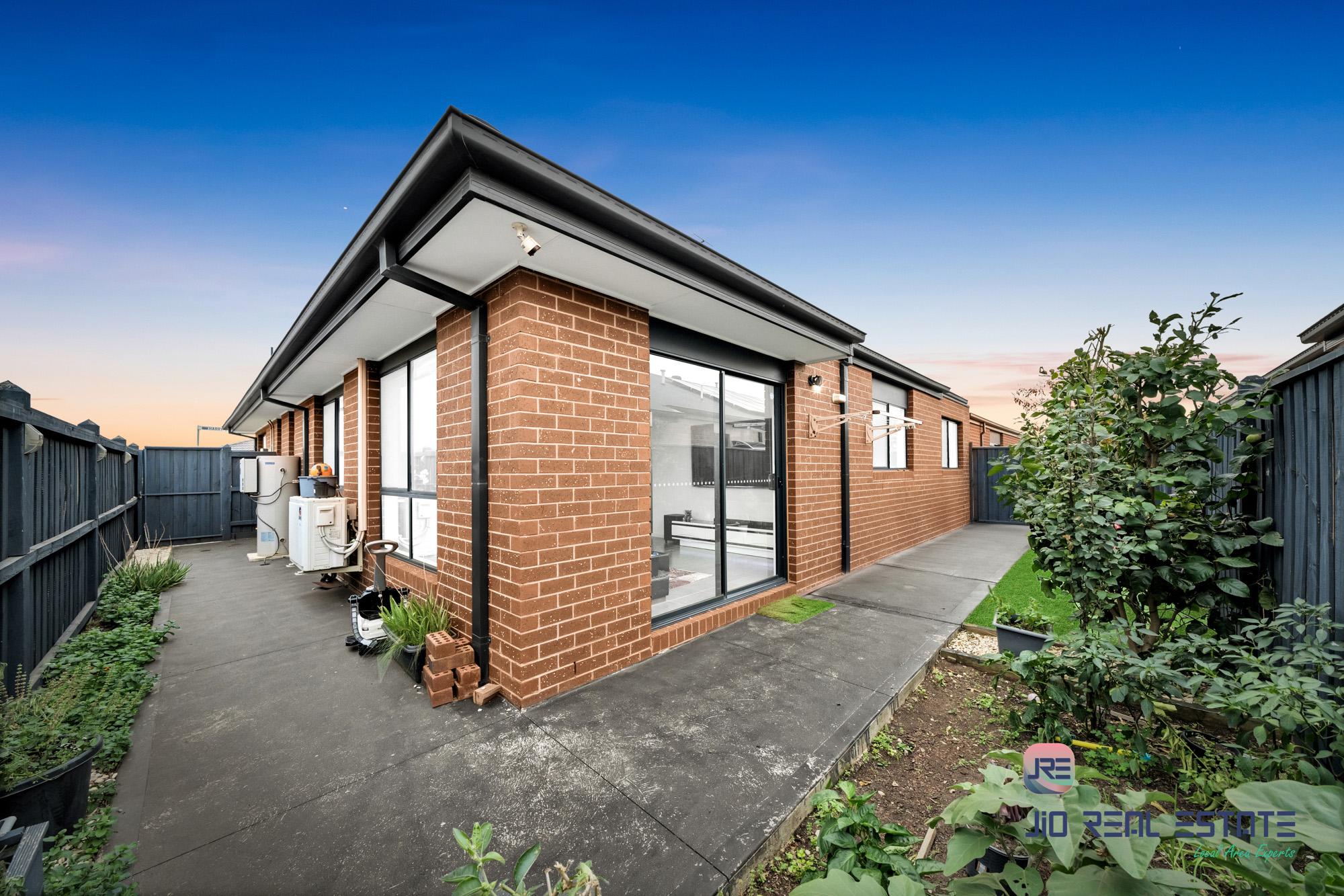 8 Harry Drive, Thornhill Park VIC