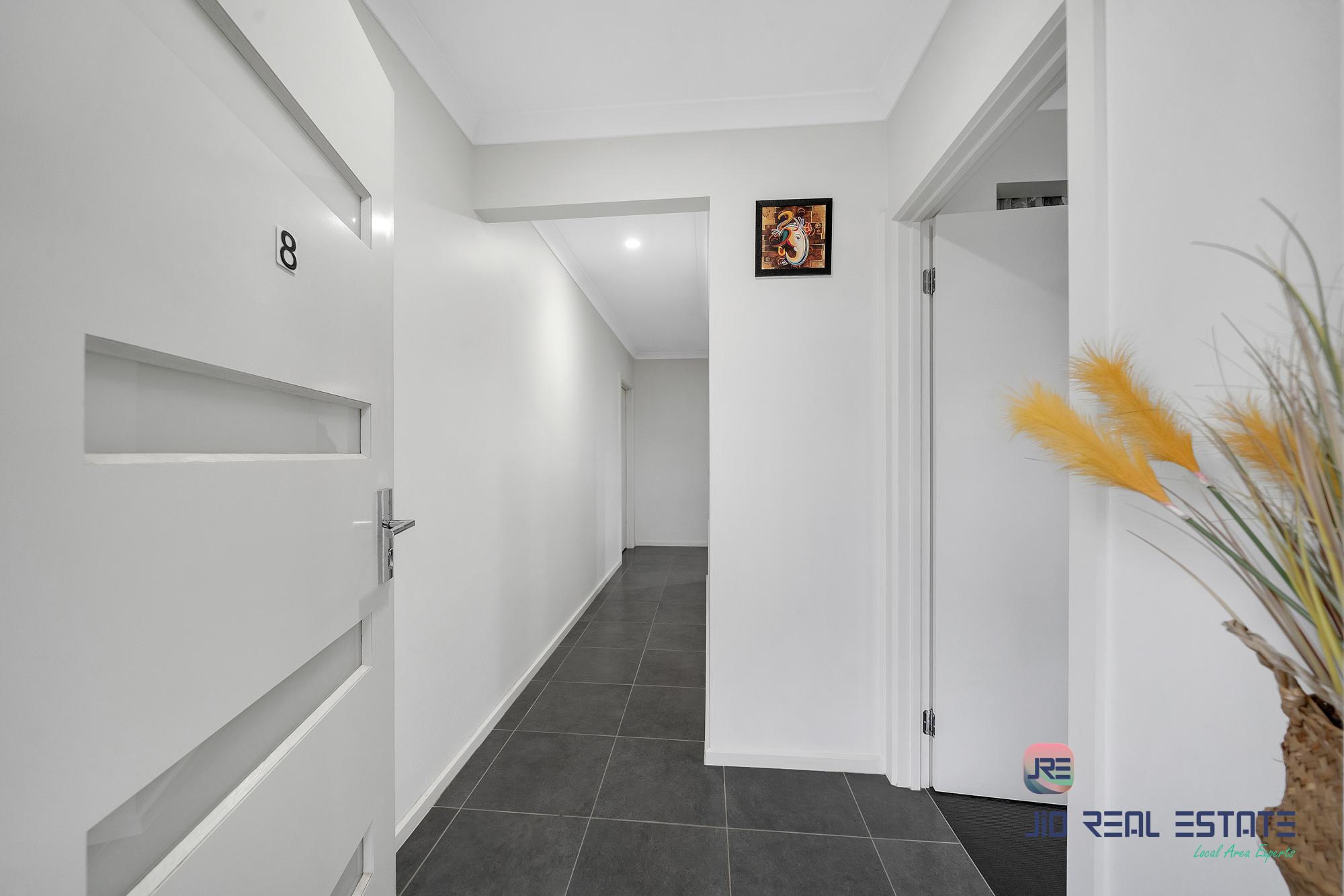 8 Harry Drive, Thornhill Park VIC