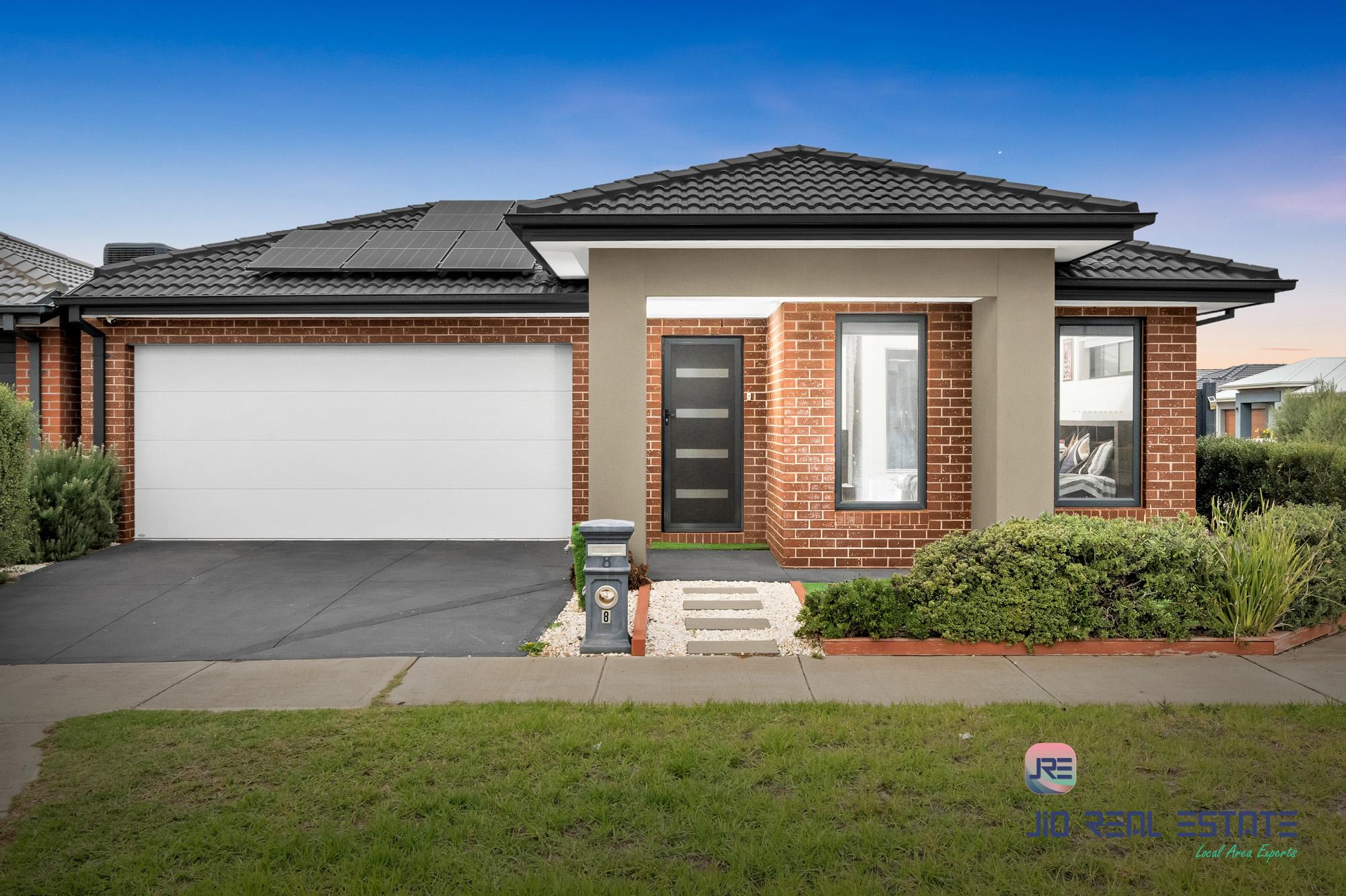 8 Harry Drive, Thornhill Park VIC