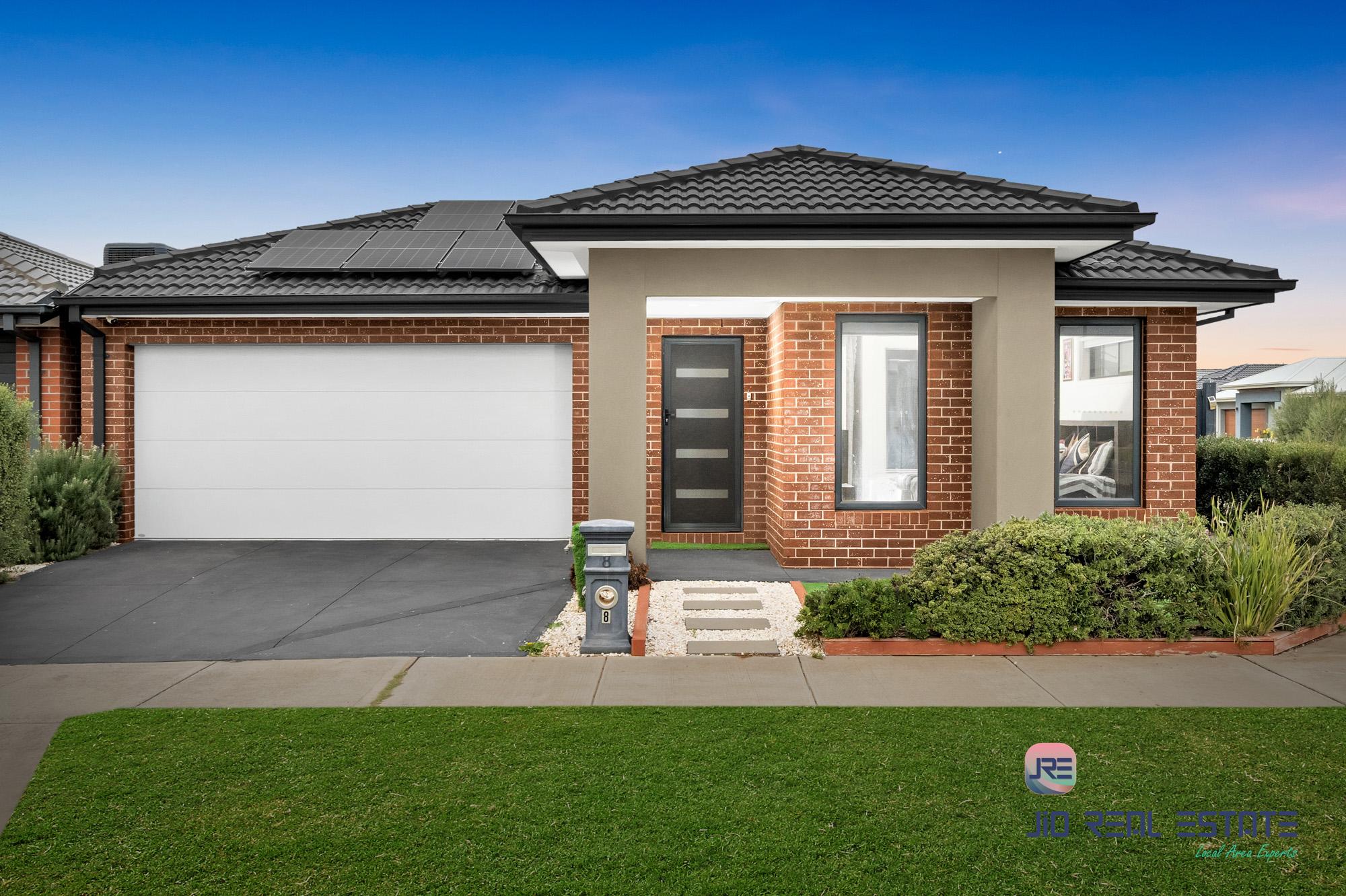 8 Harry Drive, Thornhill Park VIC