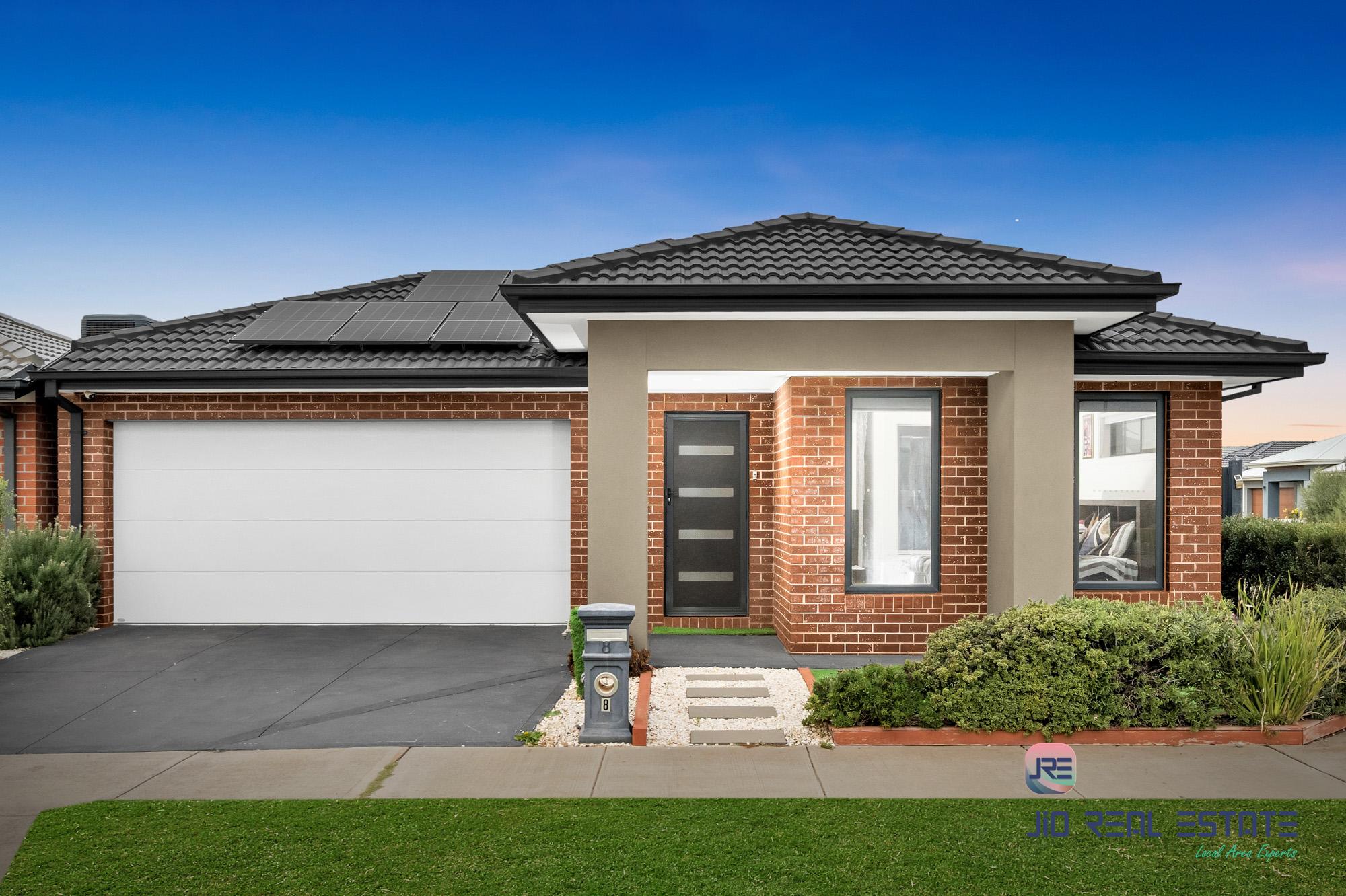 8 Harry Drive, Thornhill Park VIC