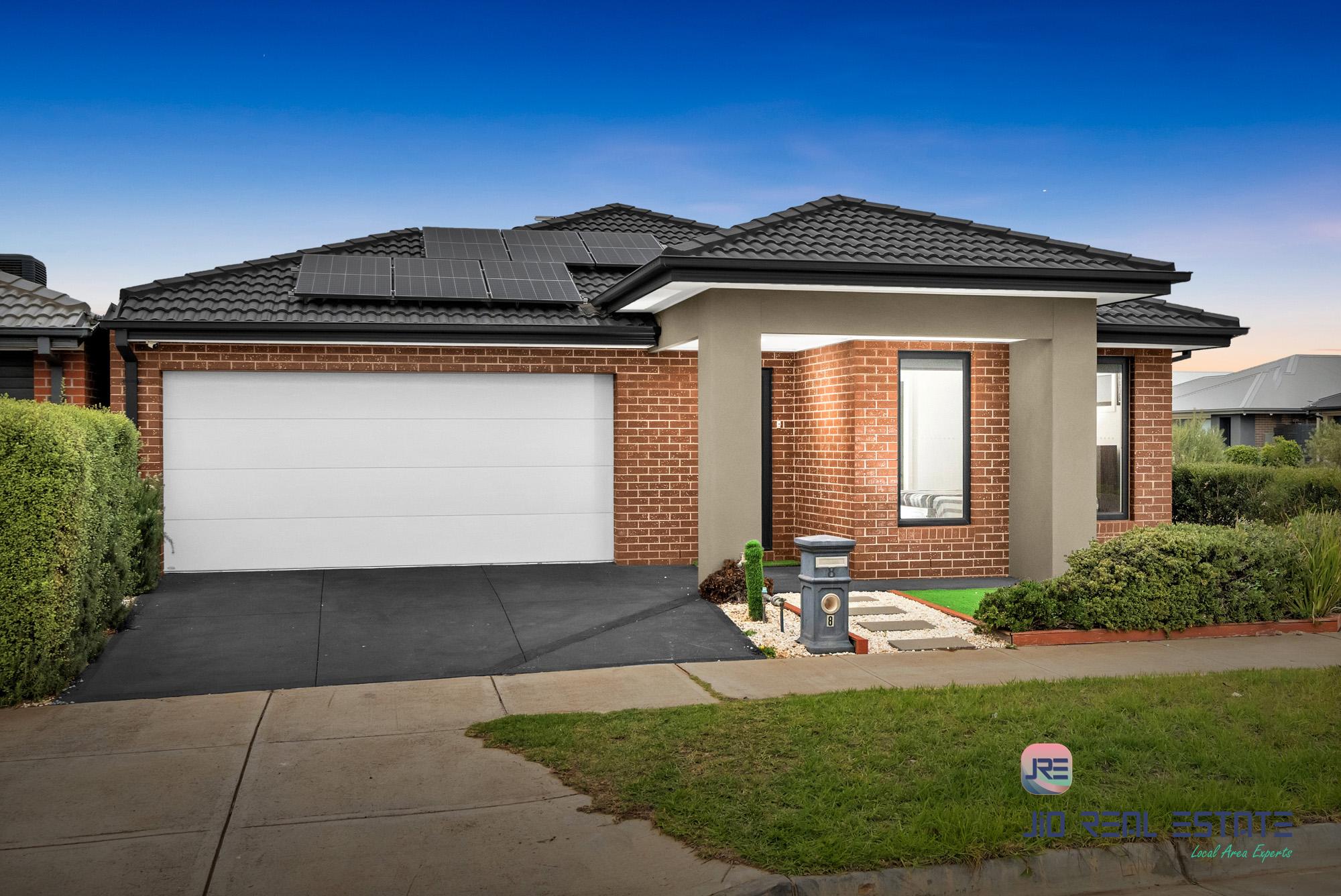 8 Harry Drive, Thornhill Park VIC