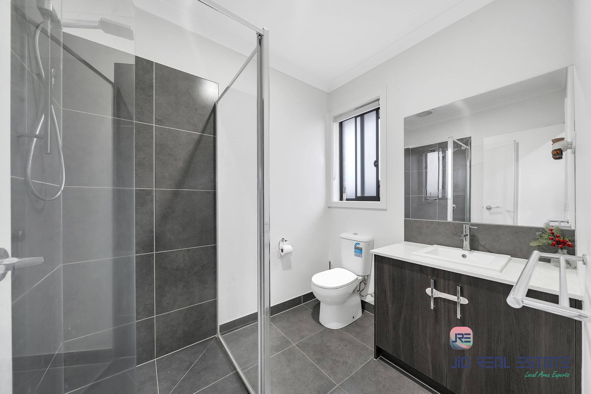 8 Harry Drive, Thornhill Park VIC