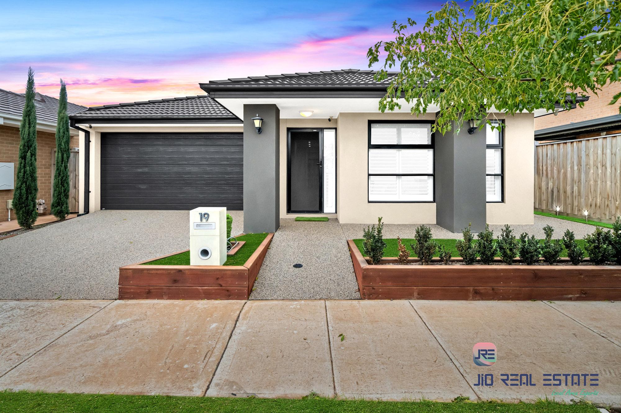 19 Howard Road, Thornhill Park VIC