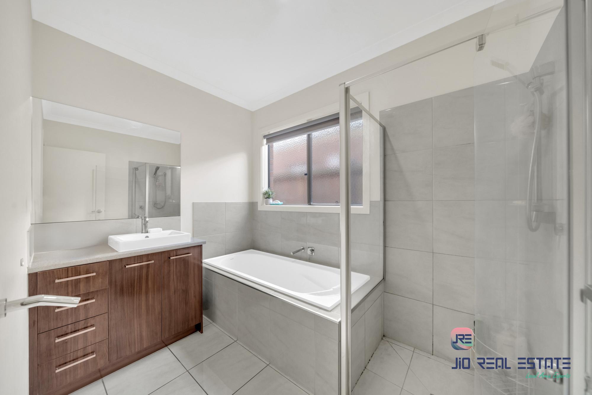 12 Edgware Street, Thornhill Park VIC