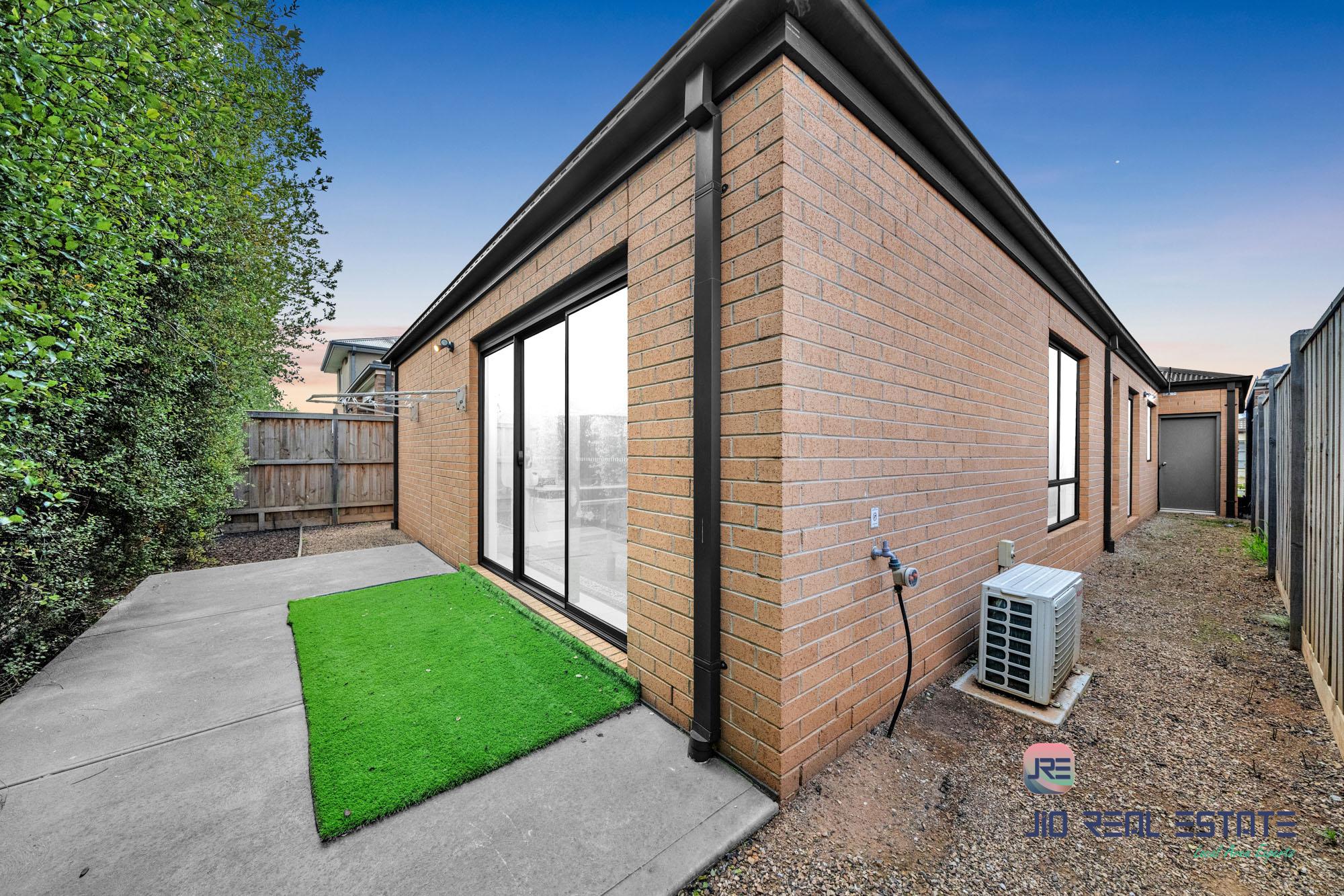 12 Edgware Street, Thornhill Park VIC