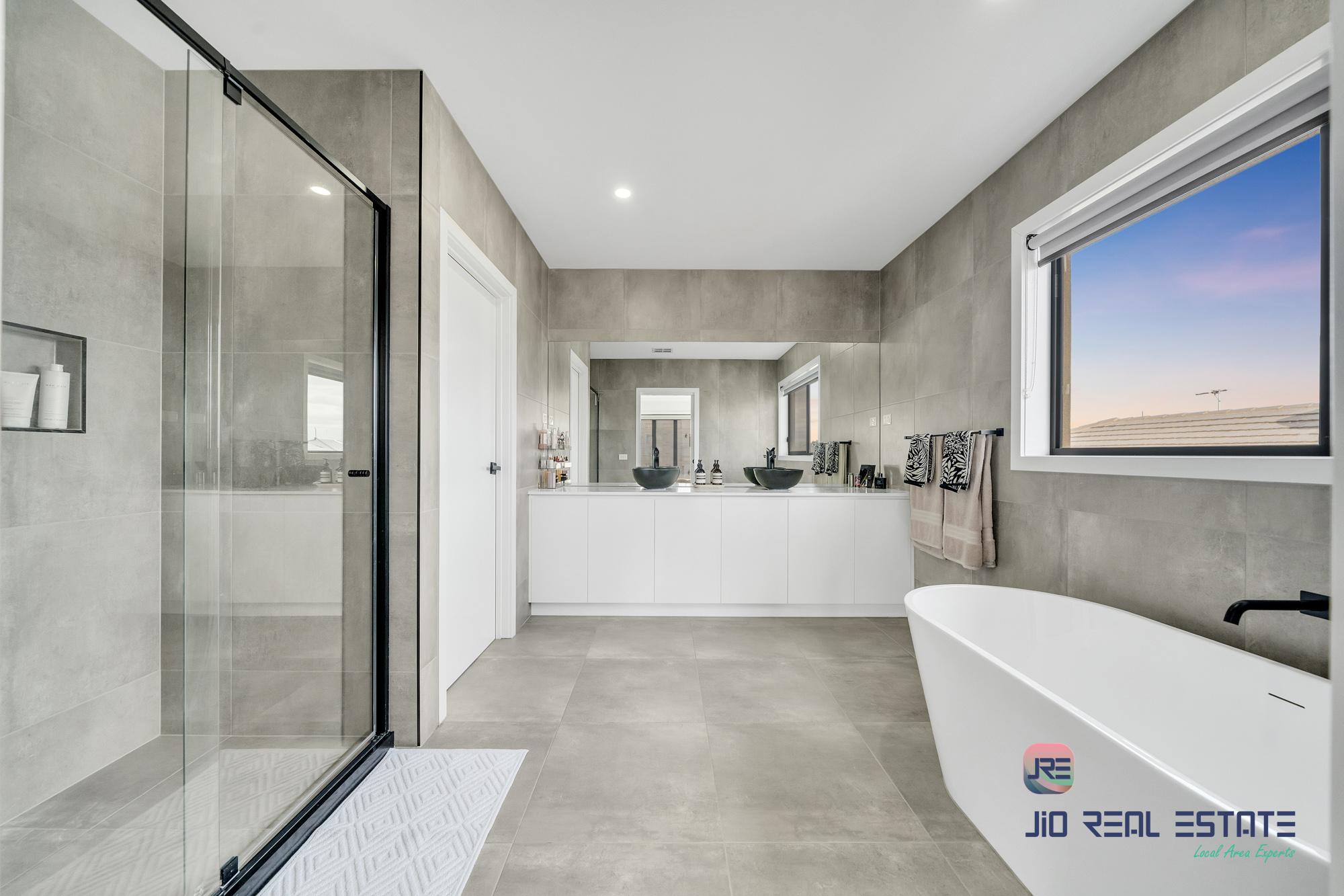 11 Devonshire Road, Thornhill Park VIC