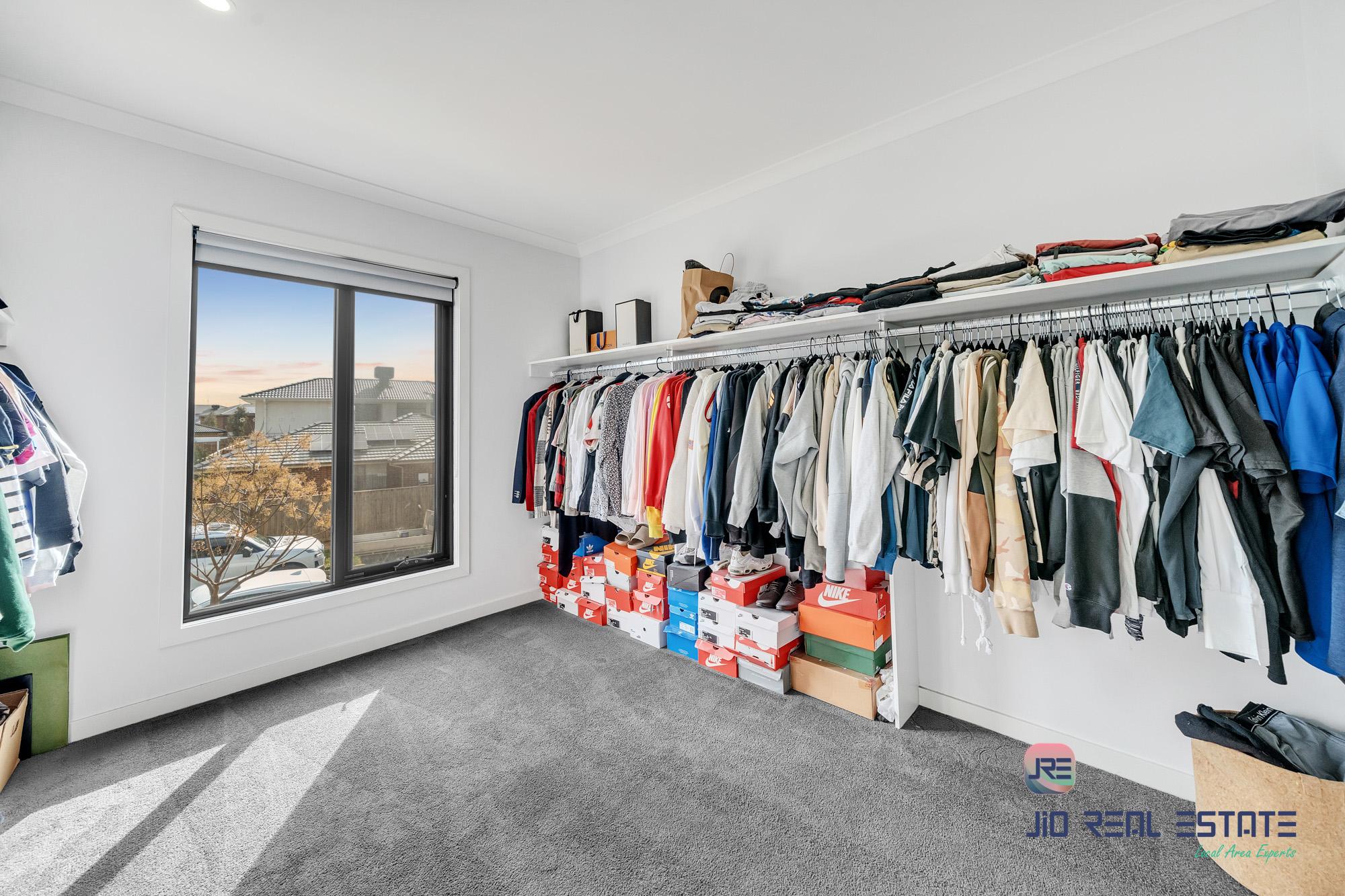 11 Devonshire Road, Thornhill Park VIC