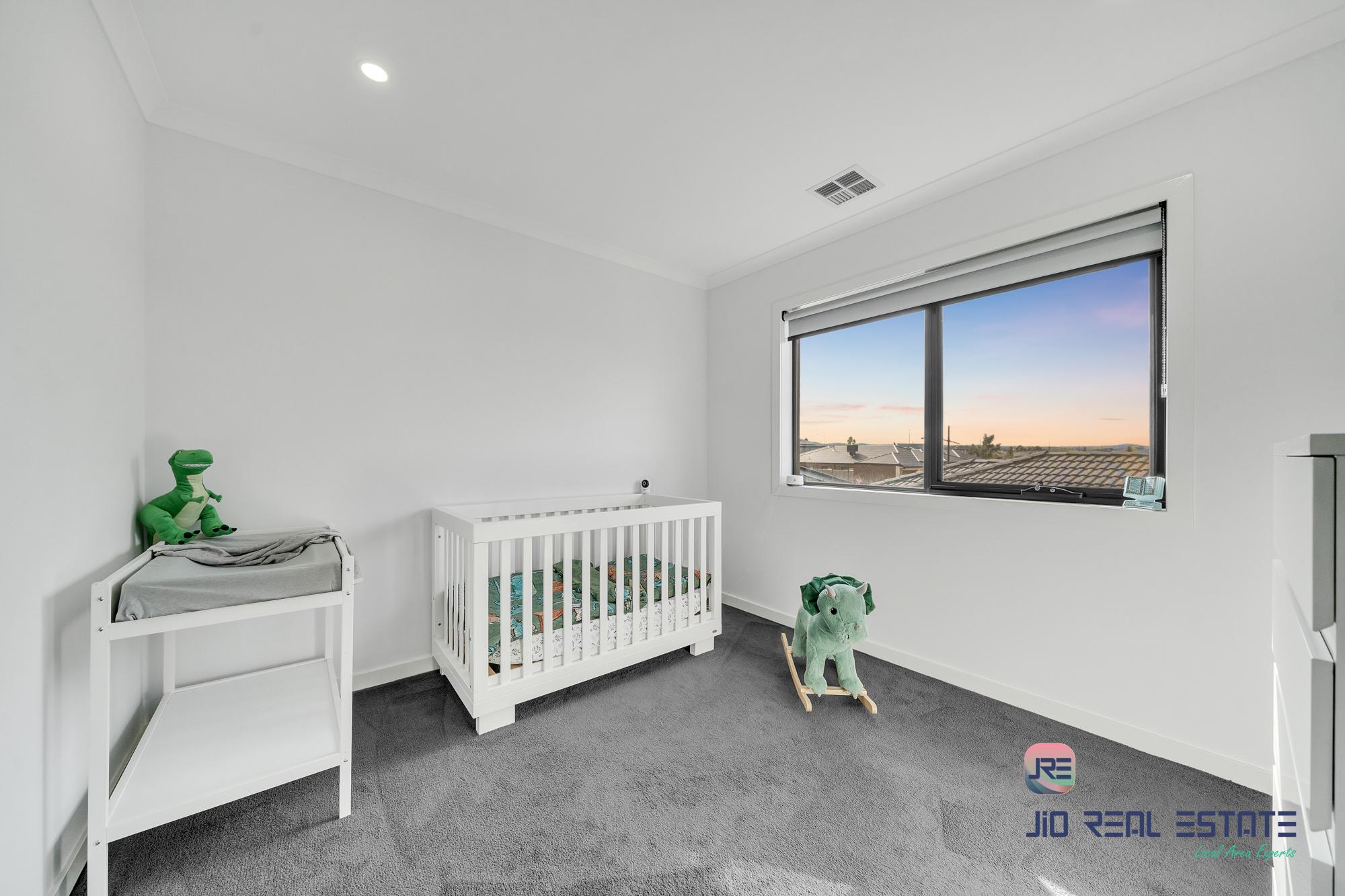 11 Devonshire Road, Thornhill Park VIC