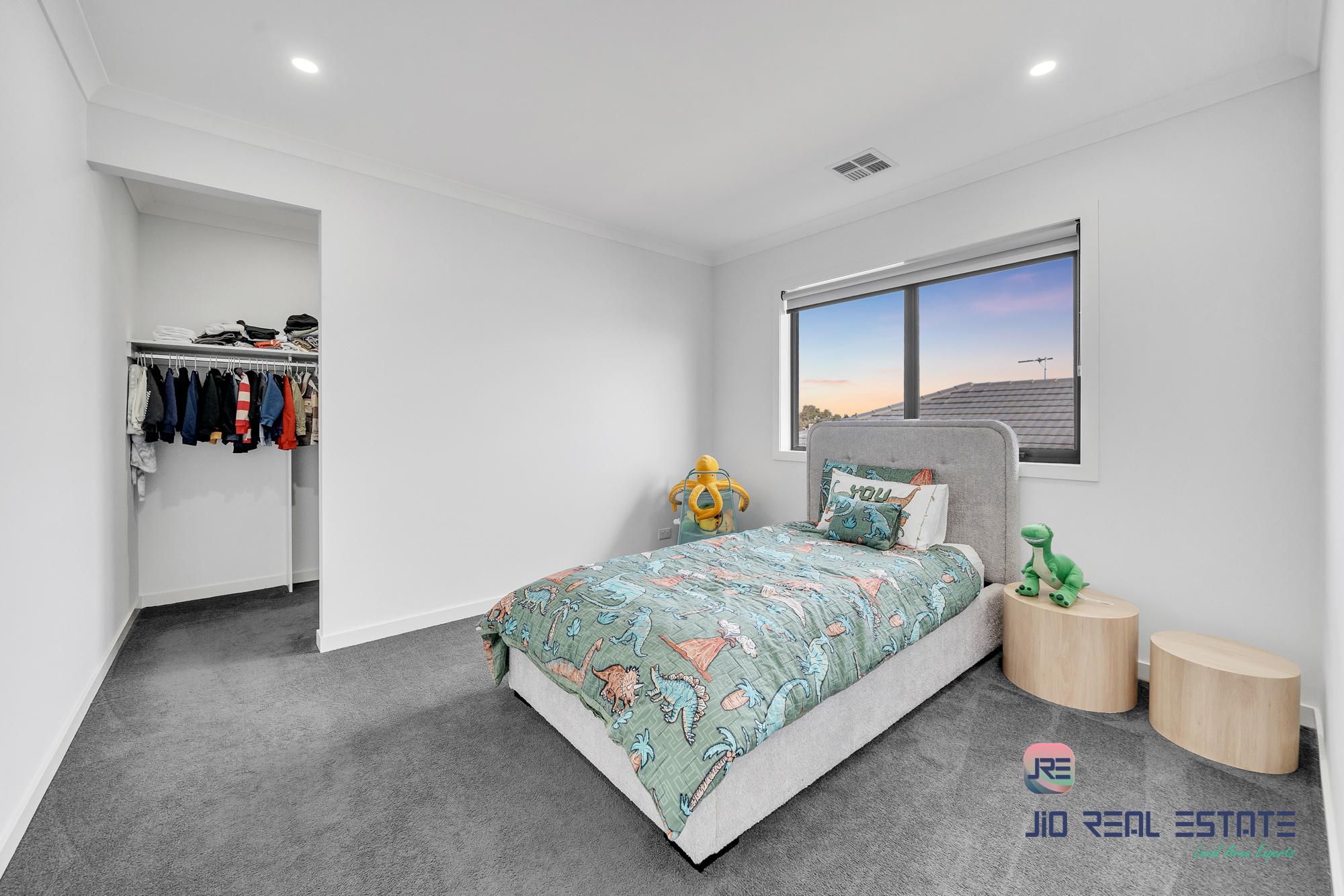 11 Devonshire Road, Thornhill Park VIC