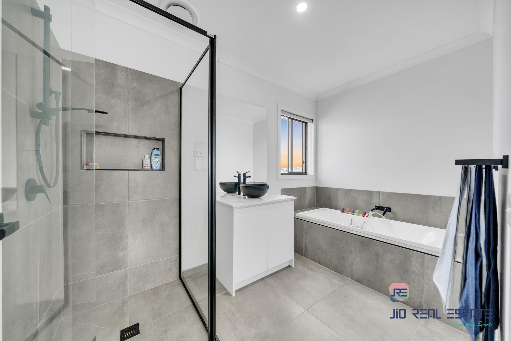 11 Devonshire Road, Thornhill Park VIC