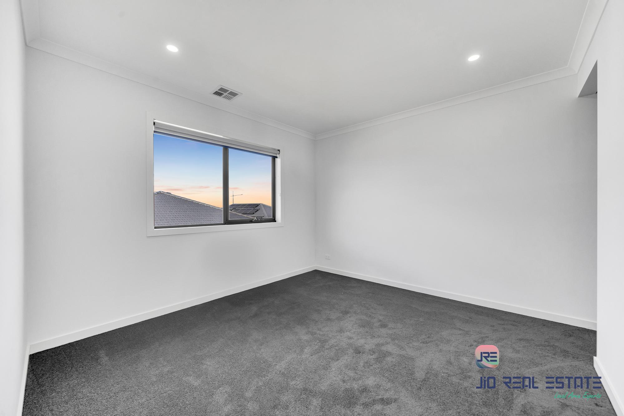 11 Devonshire Road, Thornhill Park VIC