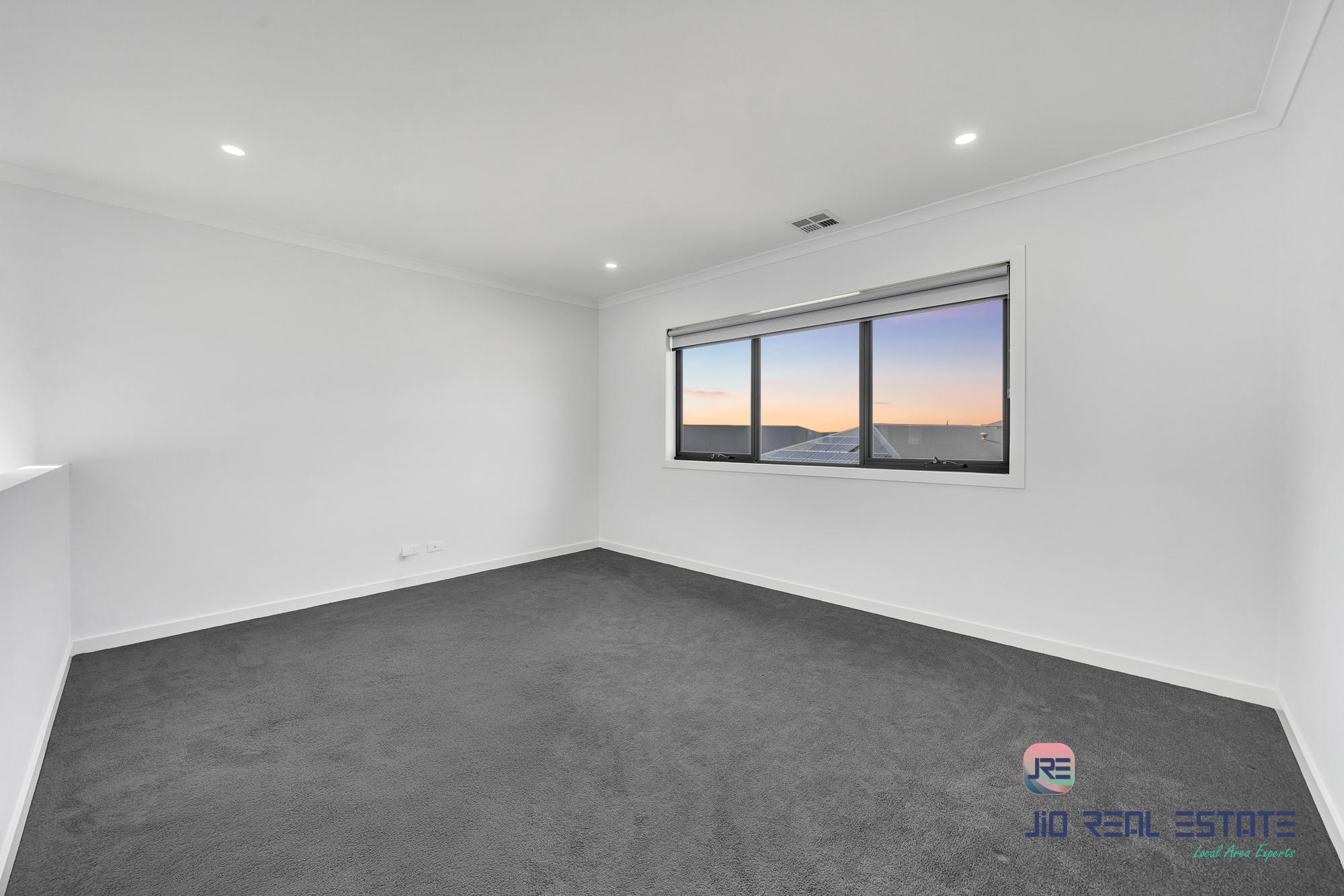 11 Devonshire Road, Thornhill Park VIC