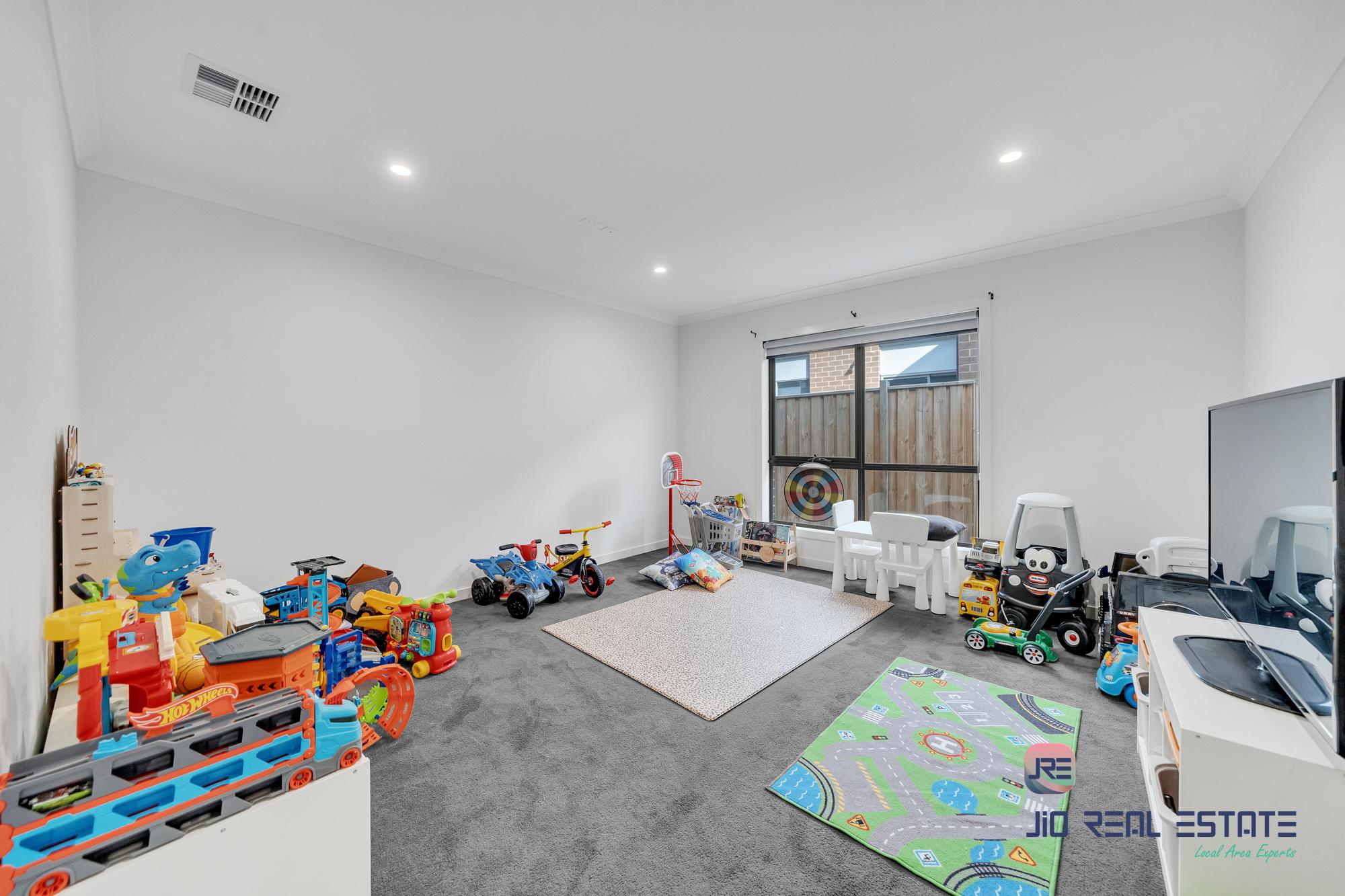 11 Devonshire Road, Thornhill Park VIC