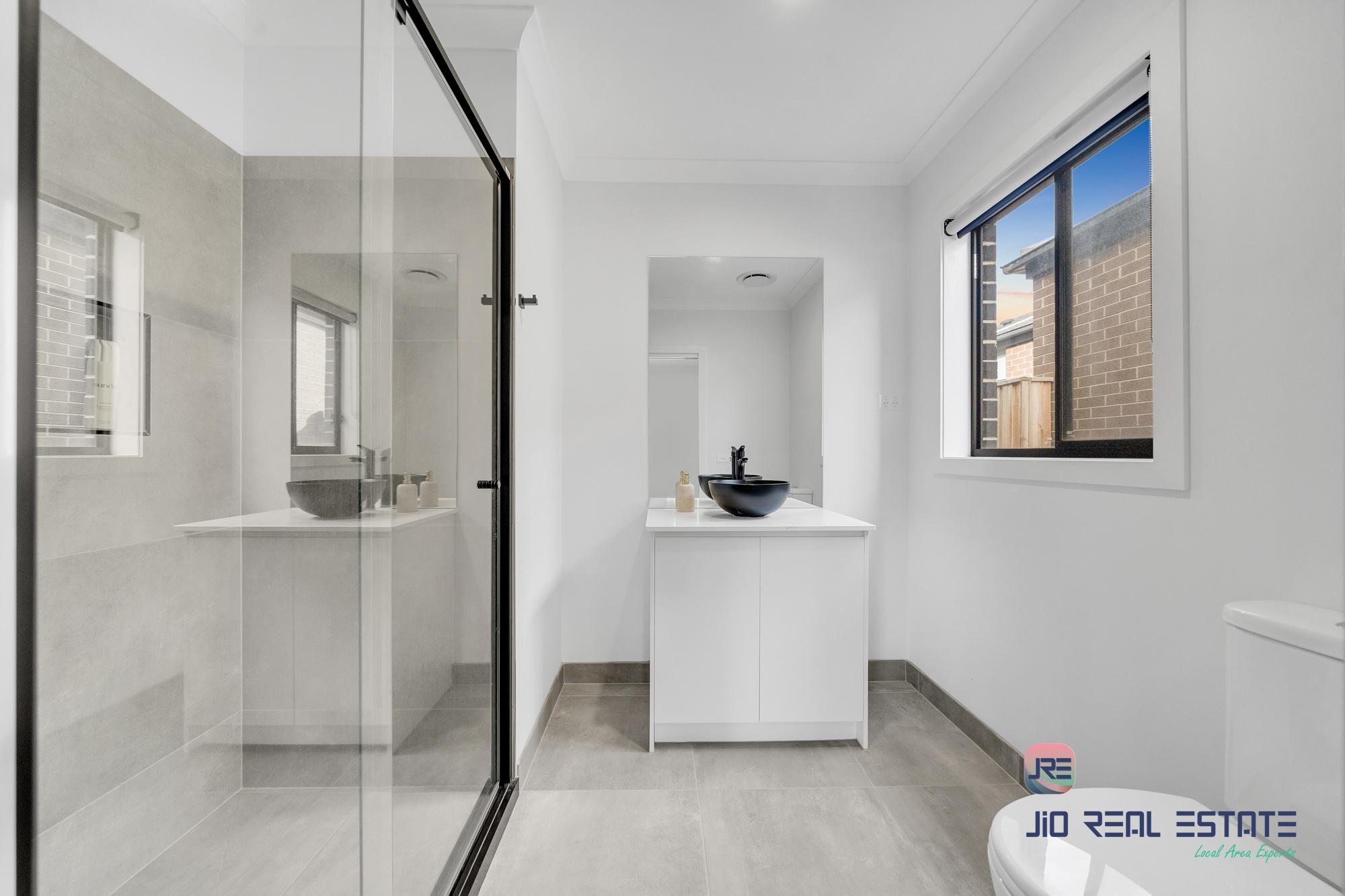 11 Devonshire Road, Thornhill Park VIC