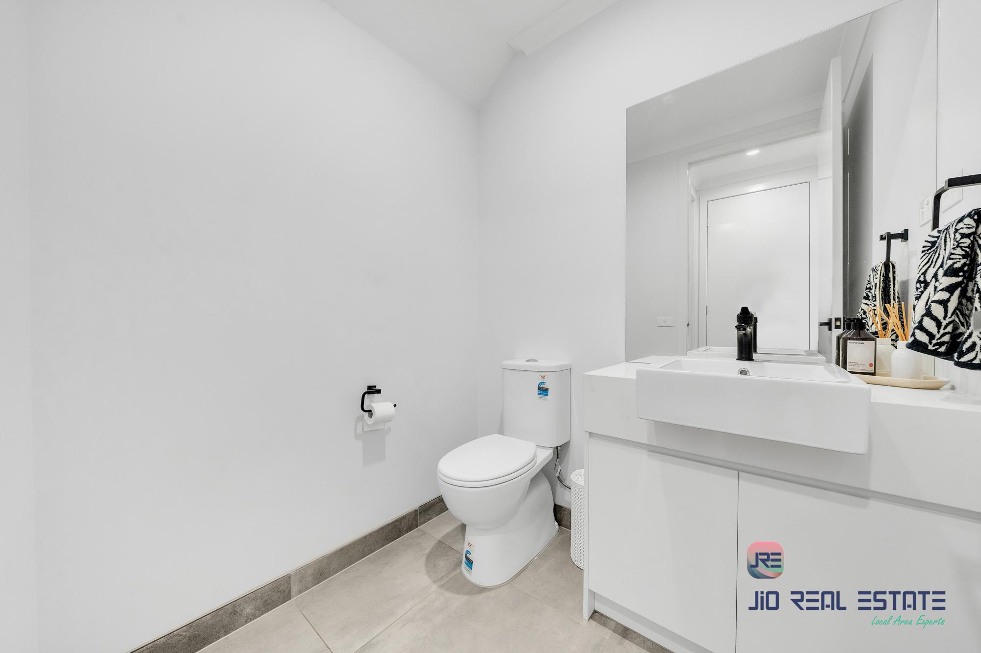 11 Devonshire Road, Thornhill Park VIC