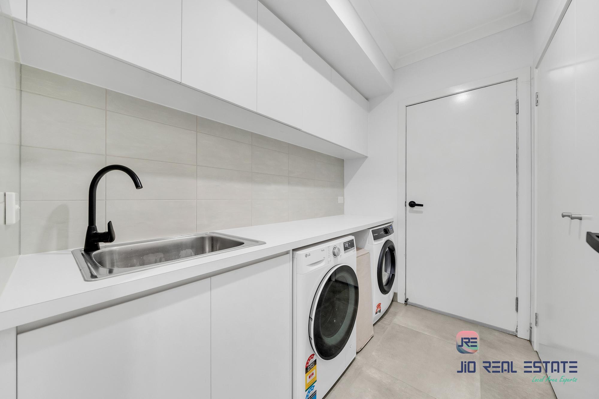 11 Devonshire Road, Thornhill Park VIC