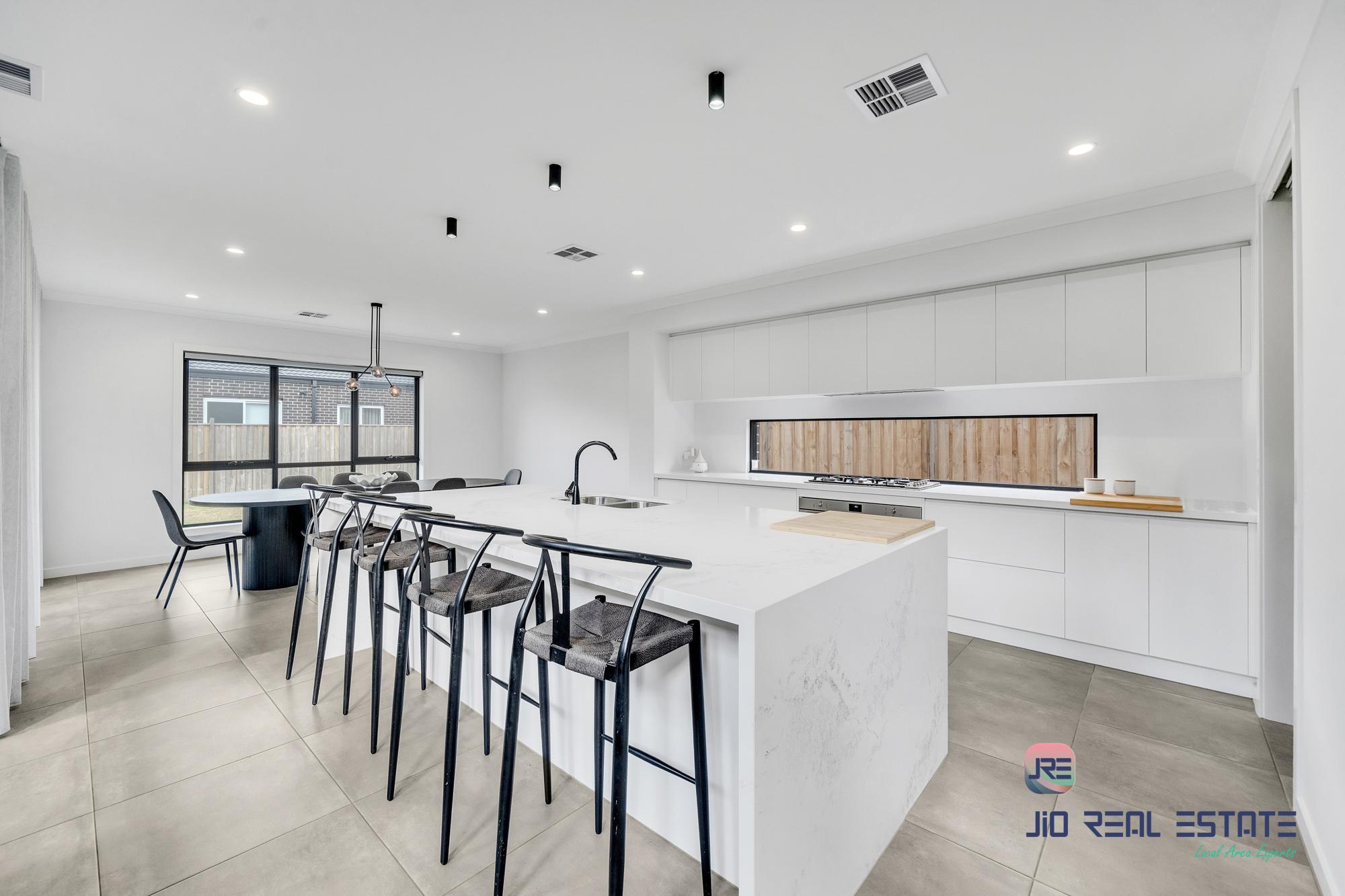 11 Devonshire Road, Thornhill Park VIC