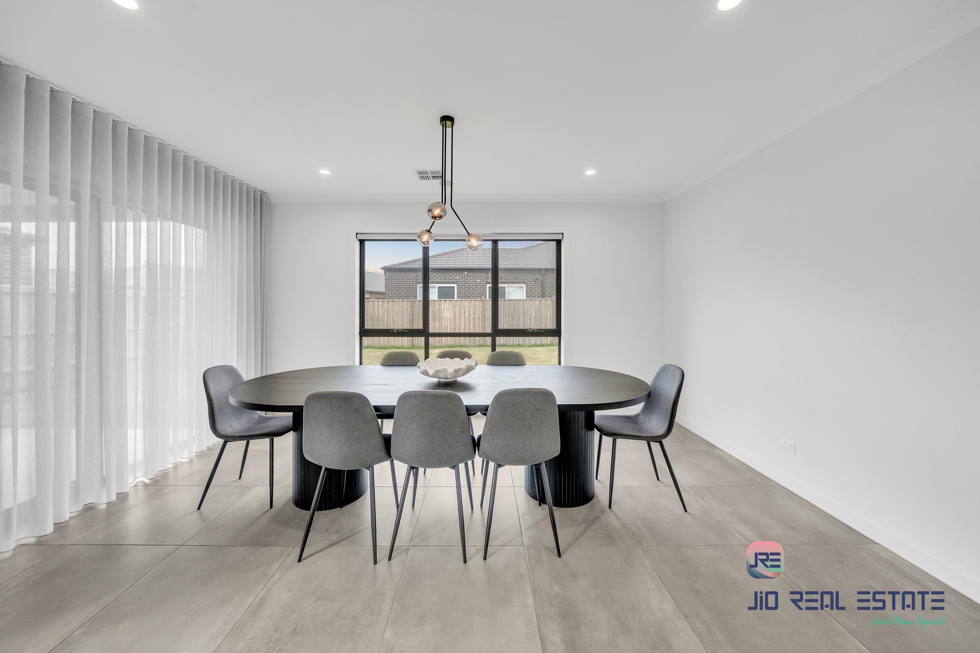 11 Devonshire Road, Thornhill Park VIC