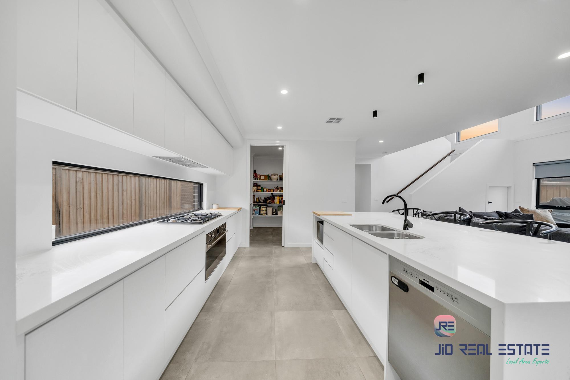 11 Devonshire Road, Thornhill Park VIC