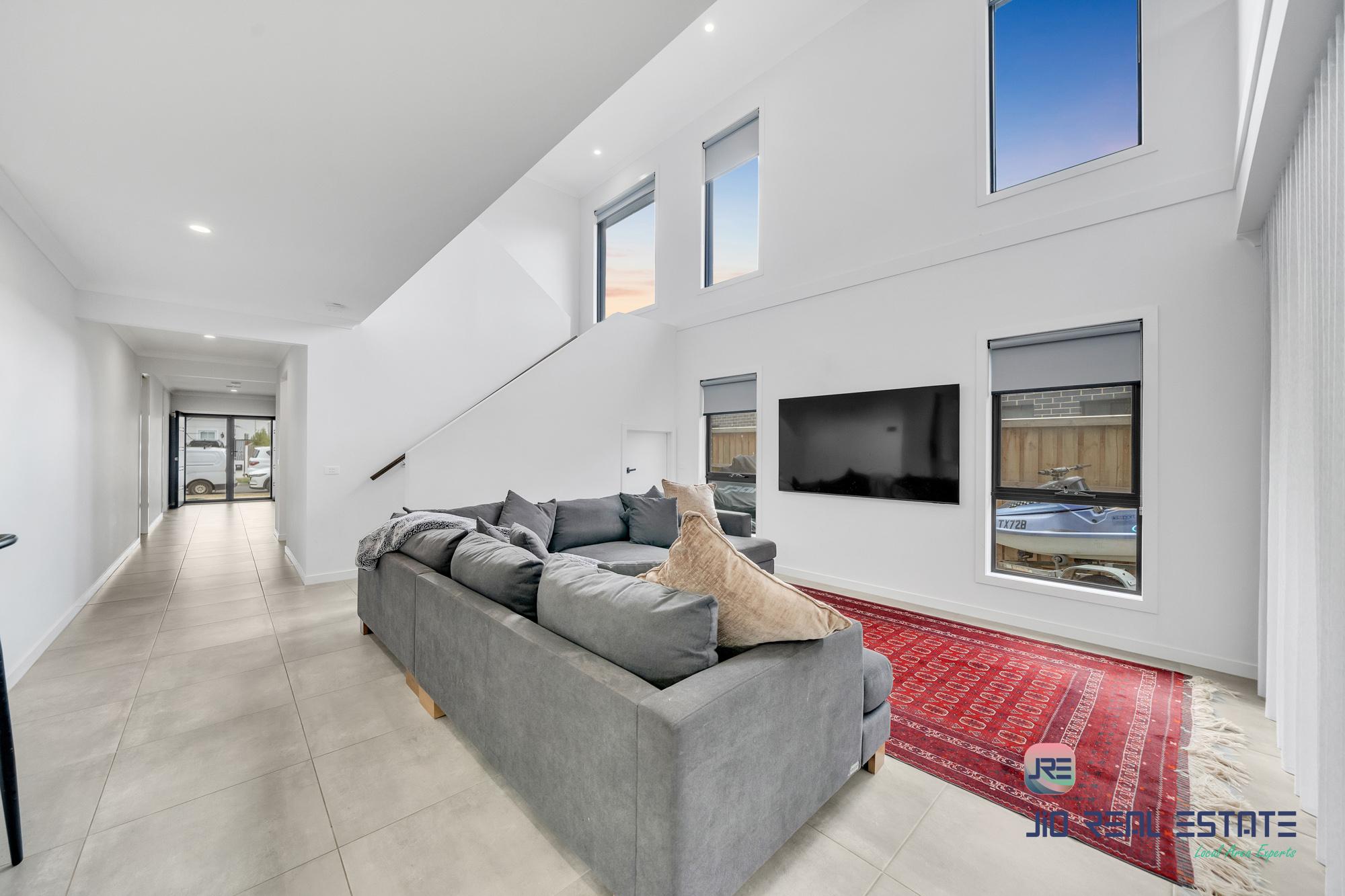 11 Devonshire Road, Thornhill Park VIC