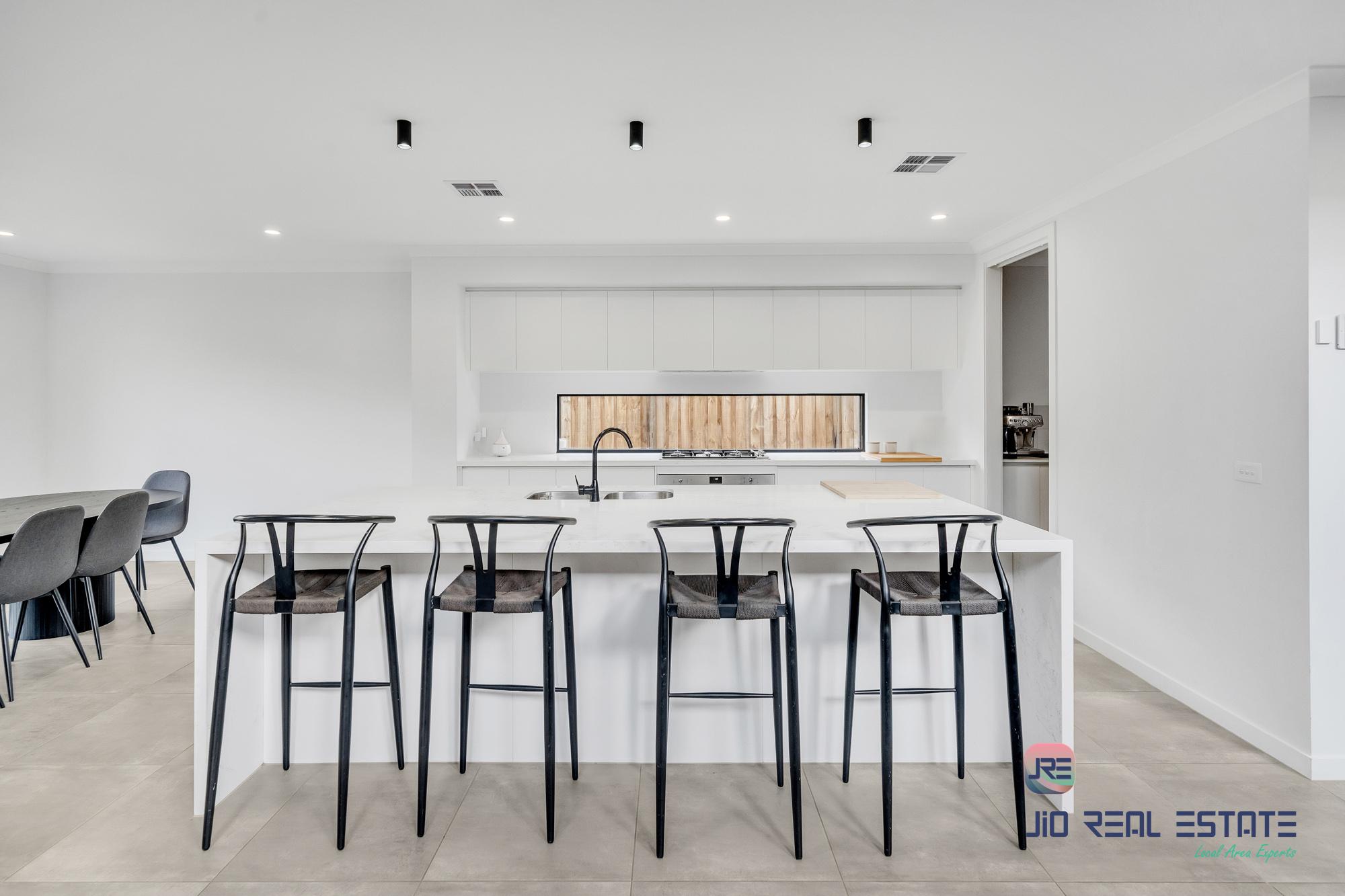 11 Devonshire Road, Thornhill Park VIC