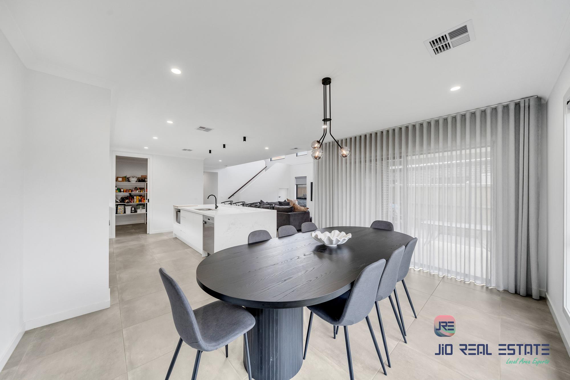 11 Devonshire Road, Thornhill Park VIC