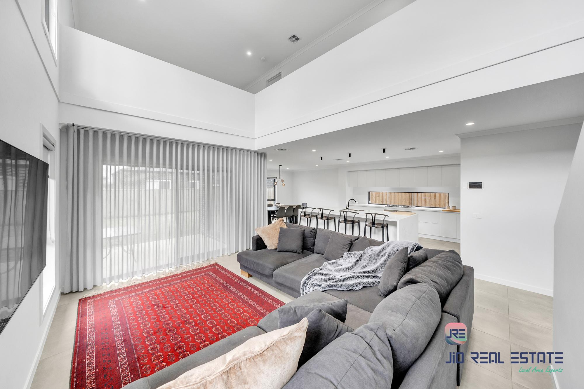 11 Devonshire Road, Thornhill Park VIC