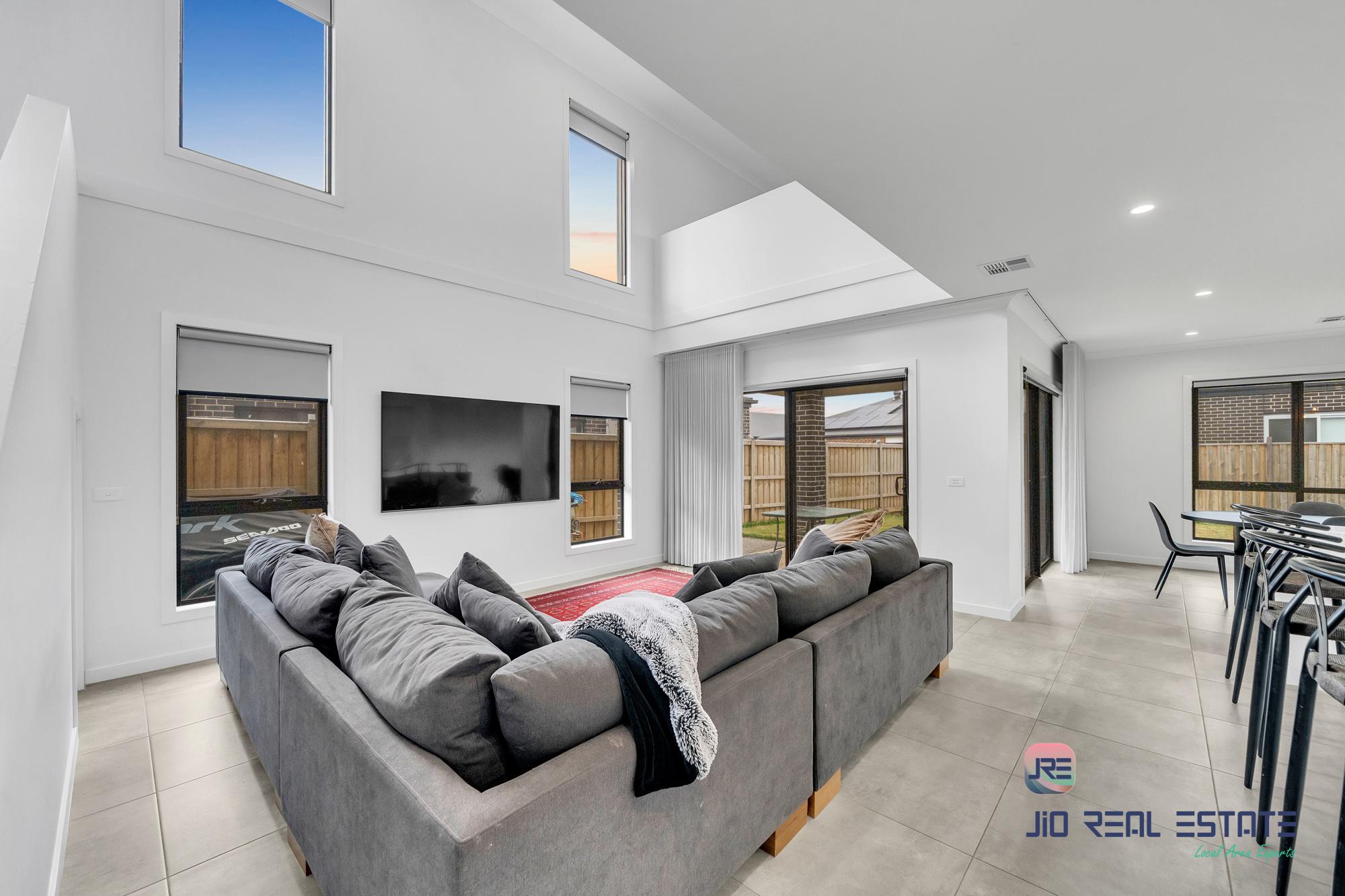 11 Devonshire Road, Thornhill Park VIC