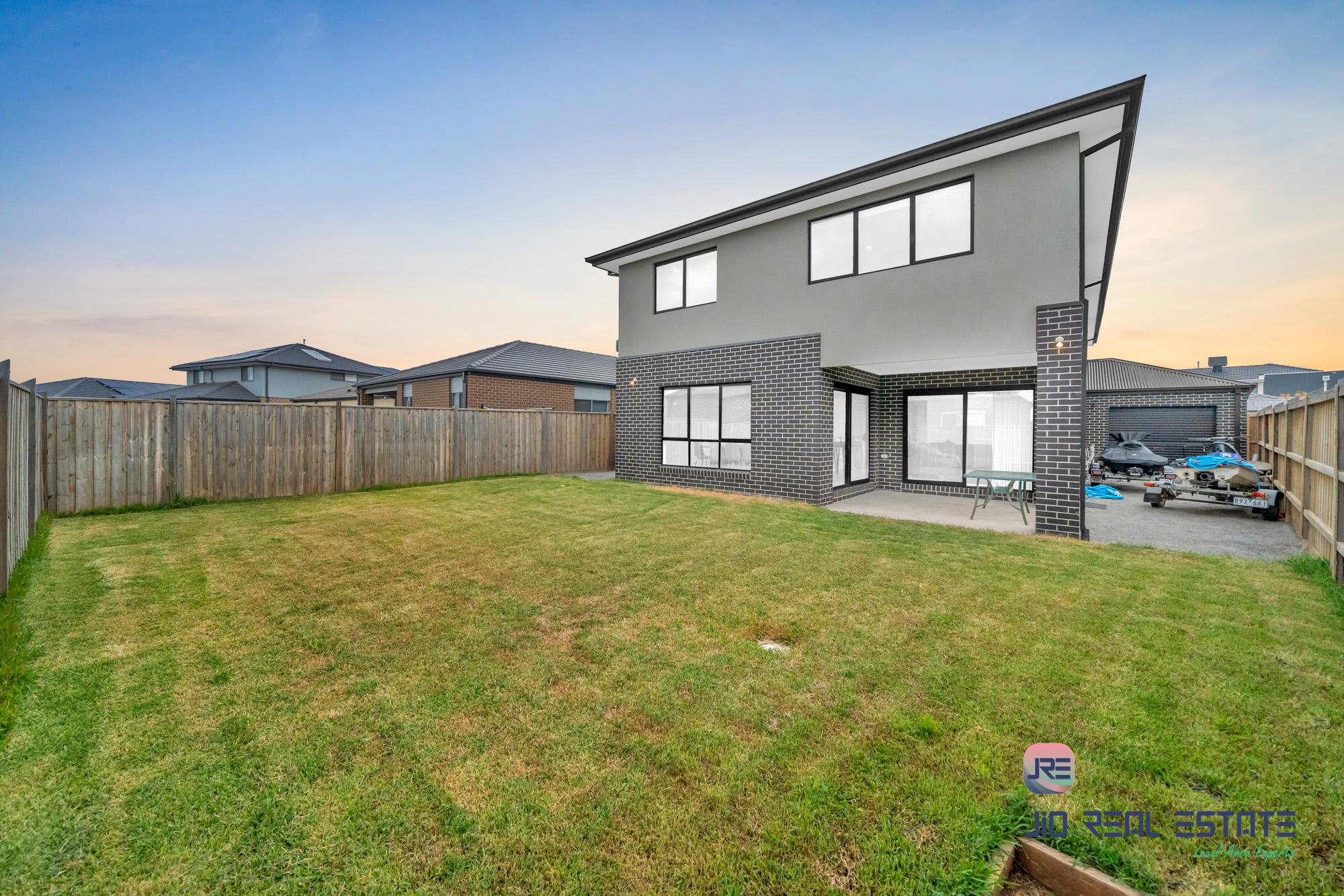 11 Devonshire Road, Thornhill Park VIC