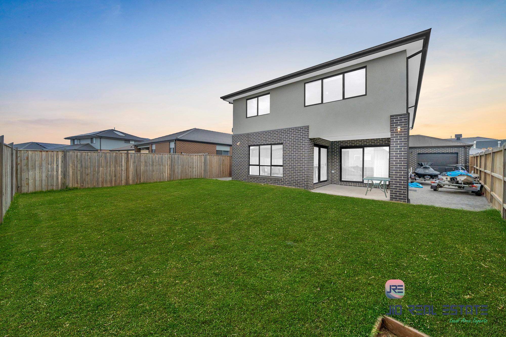 11 Devonshire Road, Thornhill Park VIC