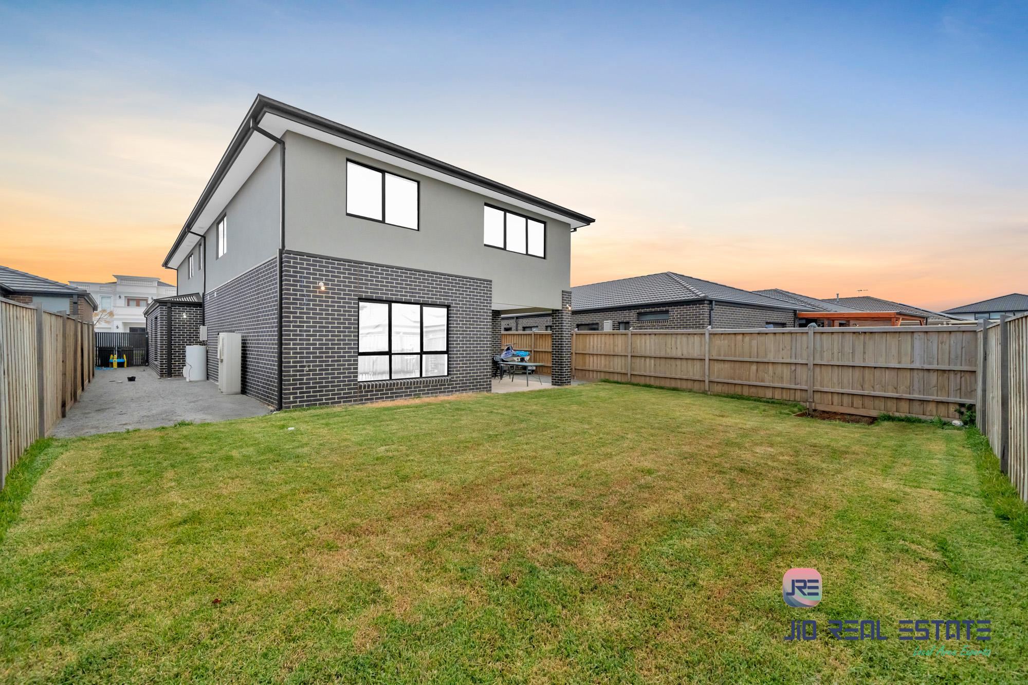 11 Devonshire Road, Thornhill Park VIC
