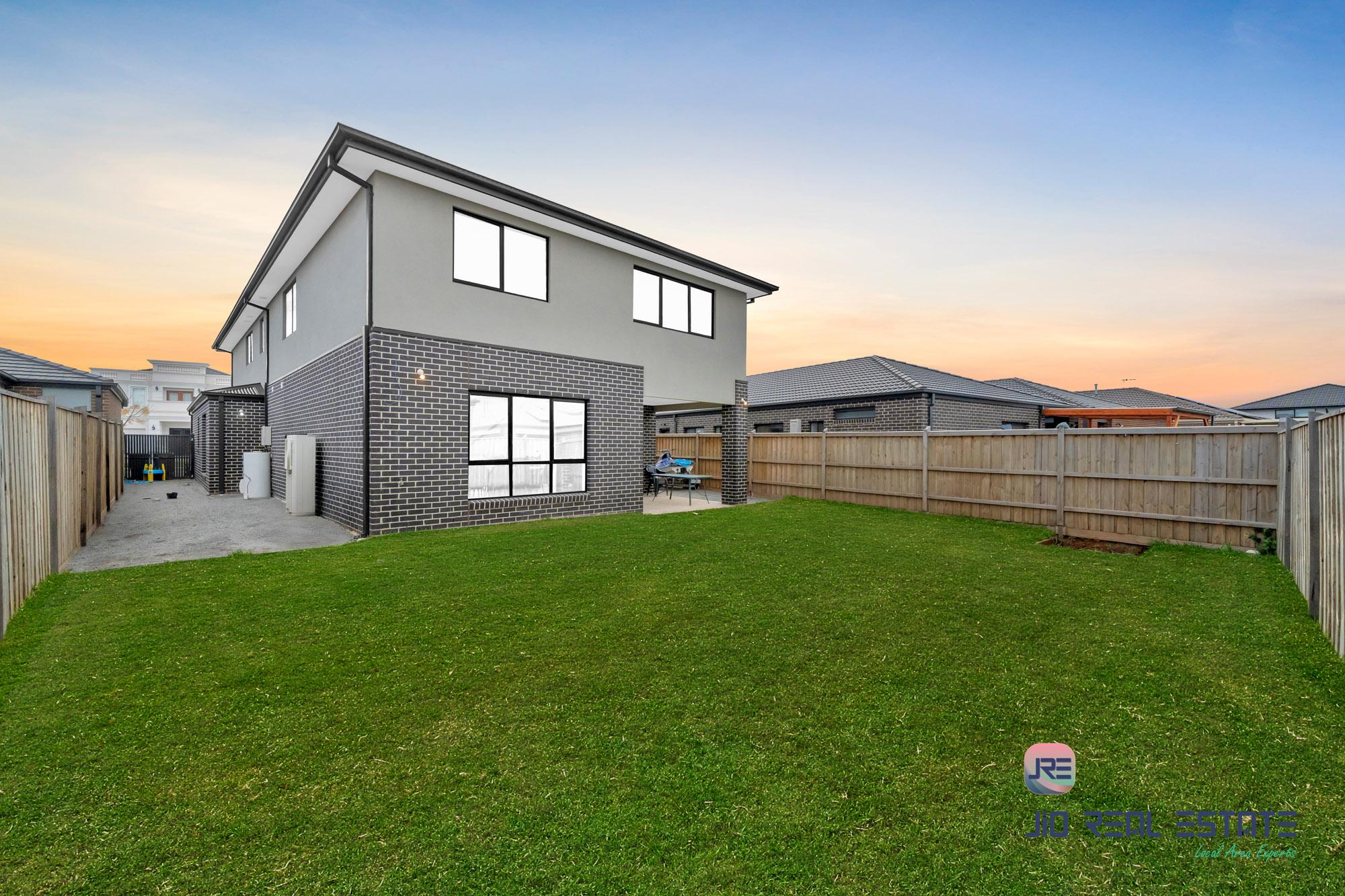 11 Devonshire Road, Thornhill Park VIC