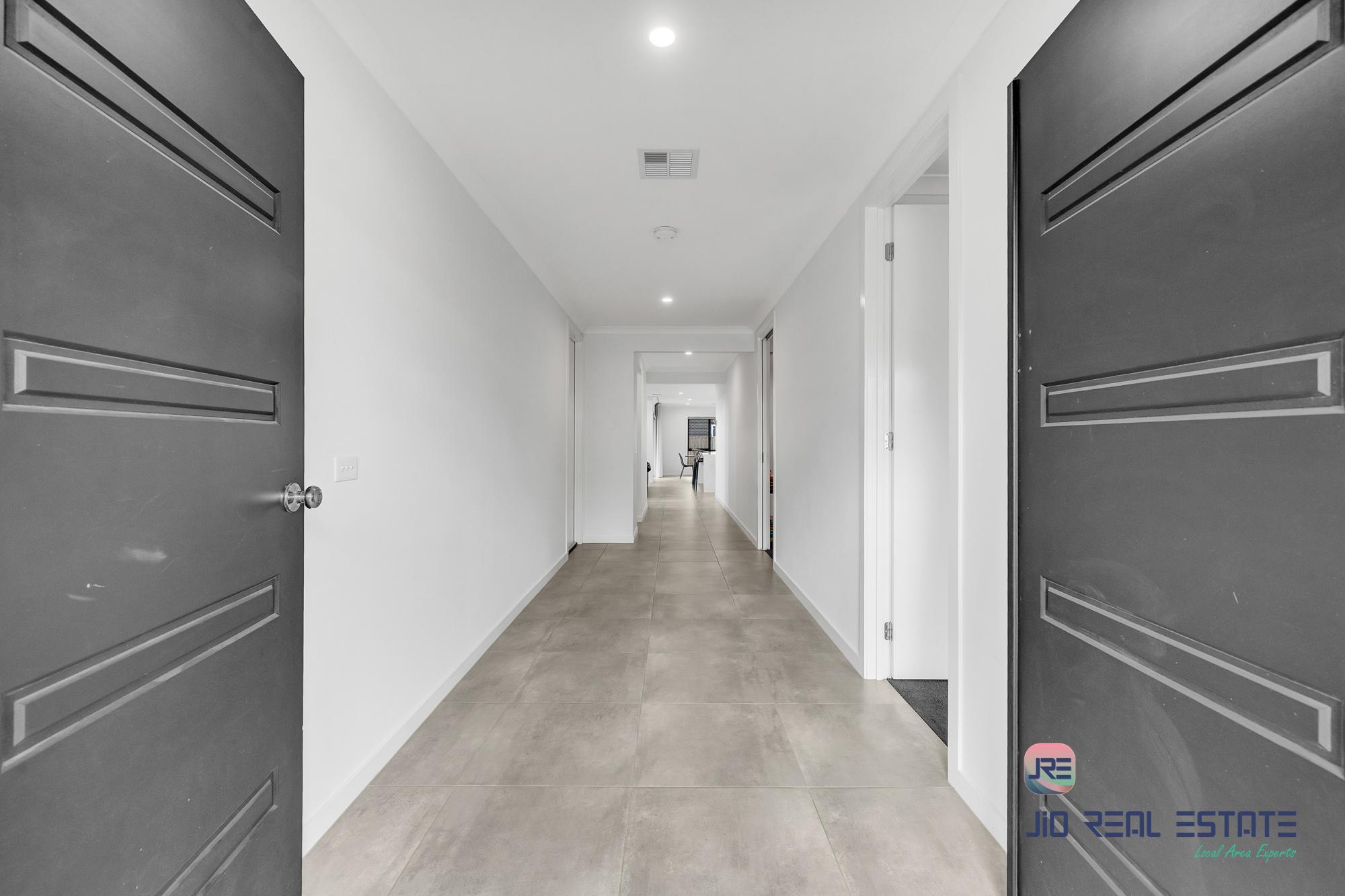 11 Devonshire Road, Thornhill Park VIC