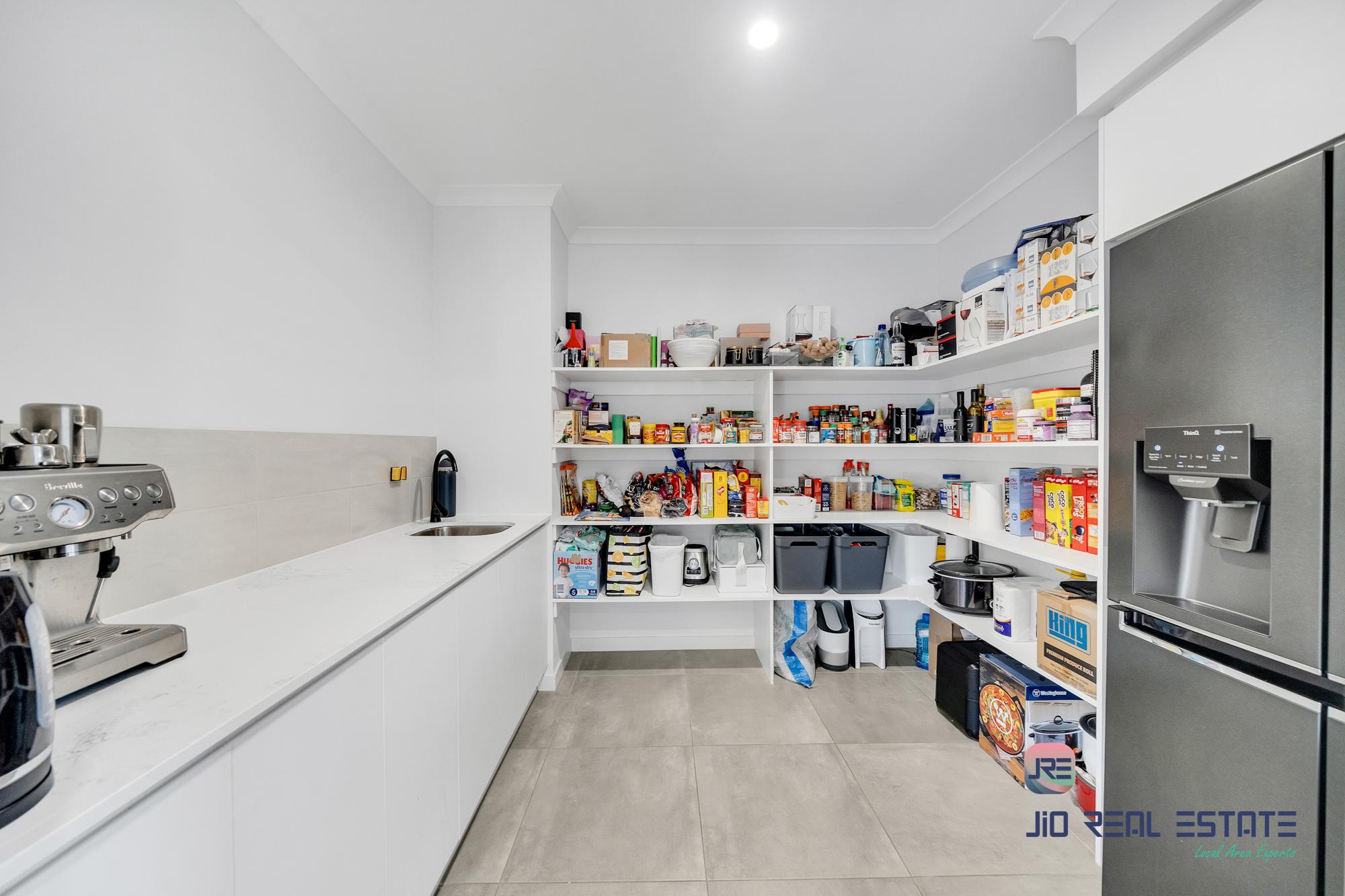 11 Devonshire Road, Thornhill Park VIC