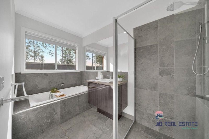 39 Wiltshire Boulevard, Thornhill Park VIC