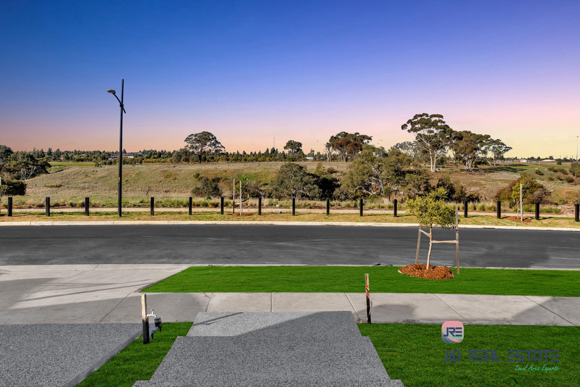 30 Uplands Crescent, Melton South VIC