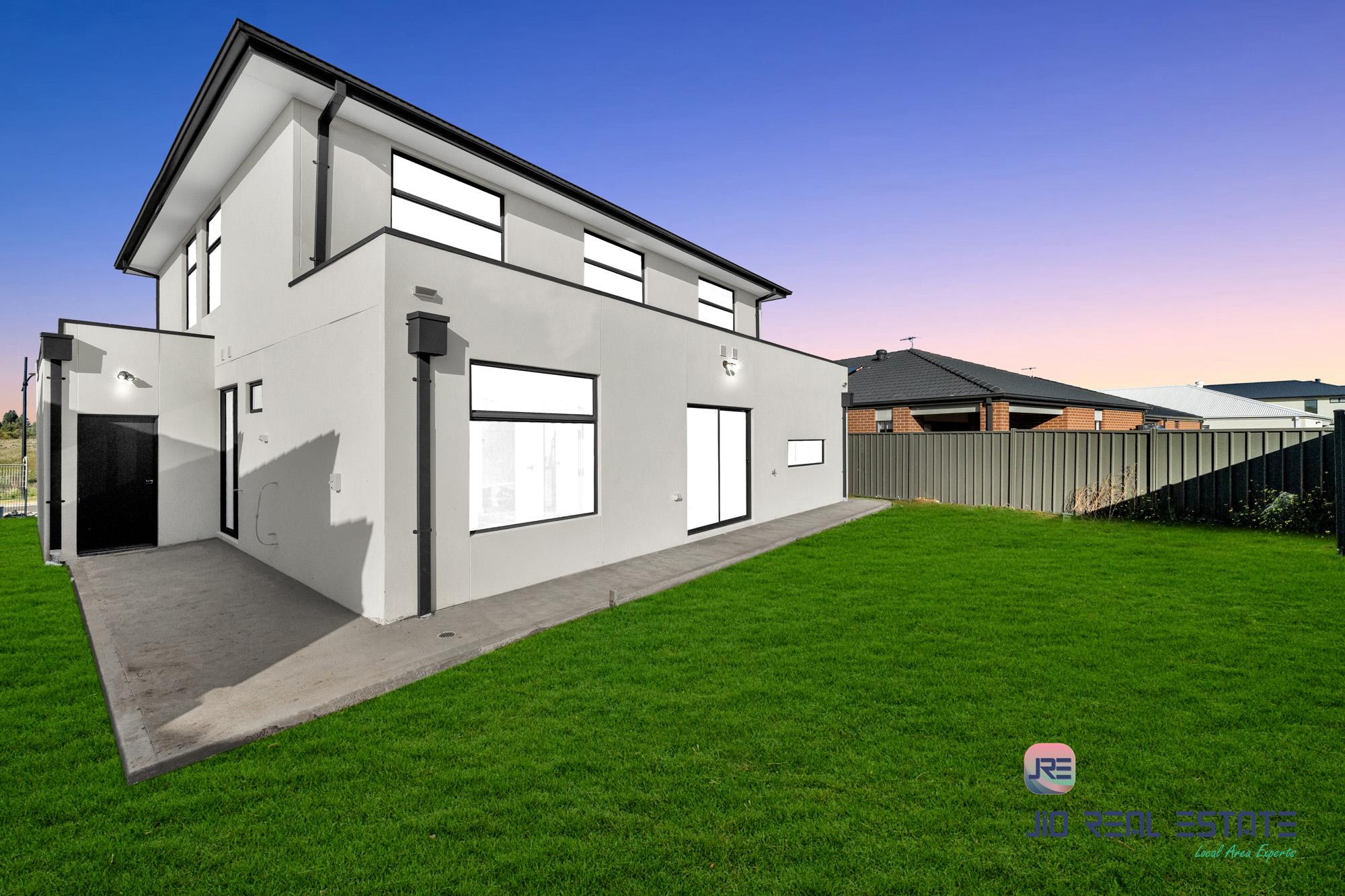 30 Uplands Crescent, Melton South VIC