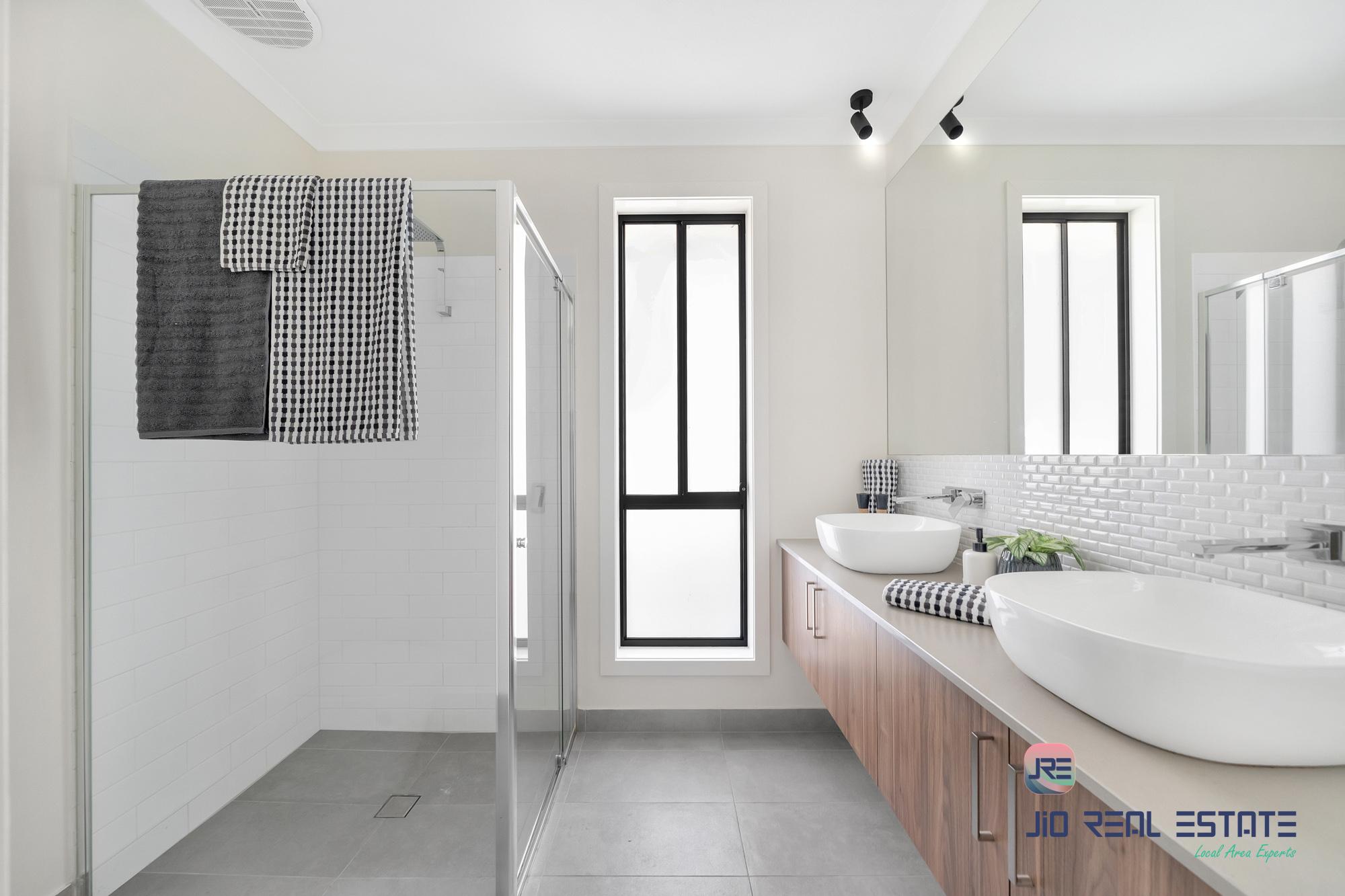 16 Wiltshire Boulevard, Thornhill Park VIC