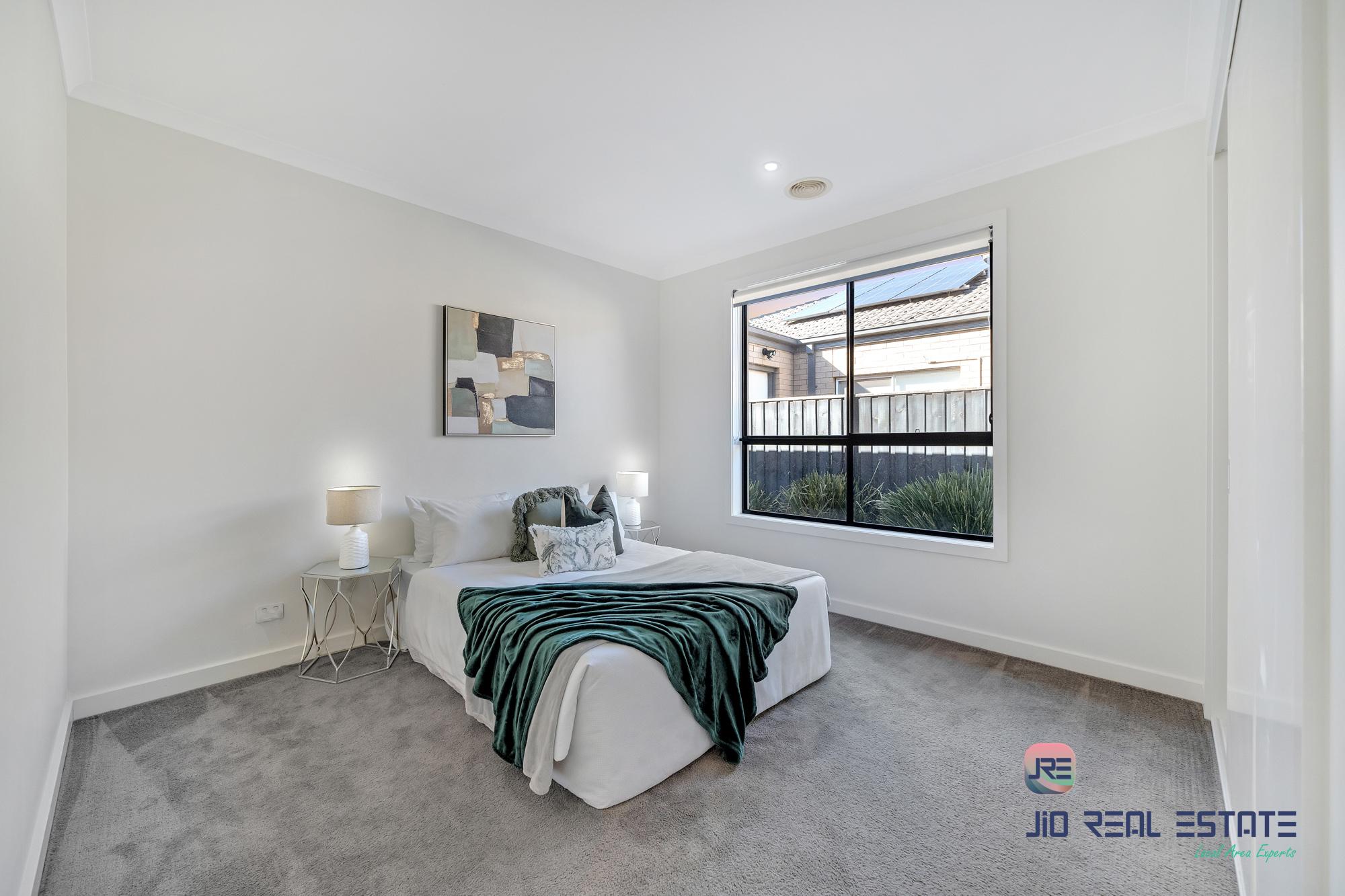 16 Wiltshire Boulevard, Thornhill Park VIC