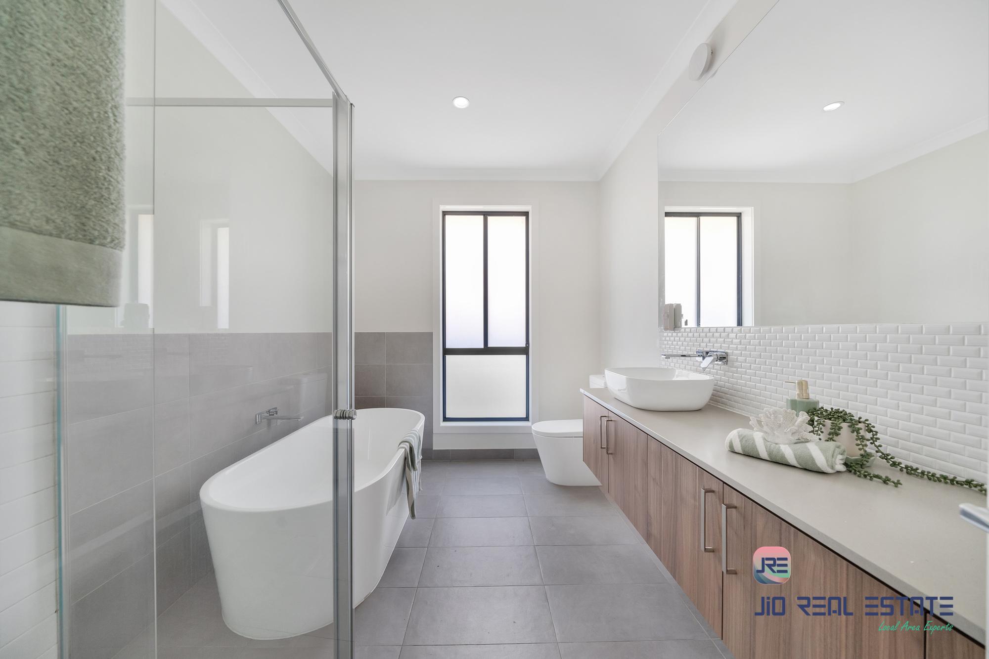 16 Wiltshire Boulevard, Thornhill Park VIC