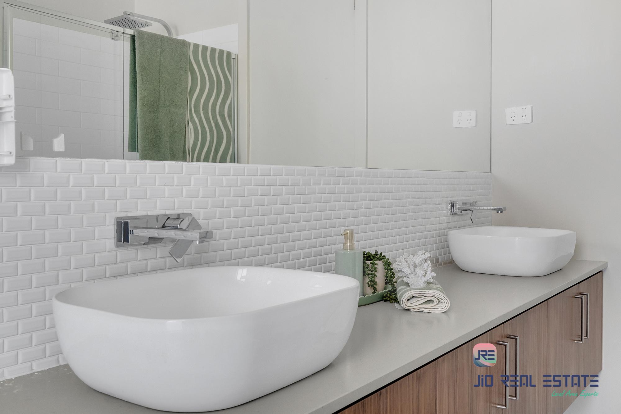 16 Wiltshire Boulevard, Thornhill Park VIC