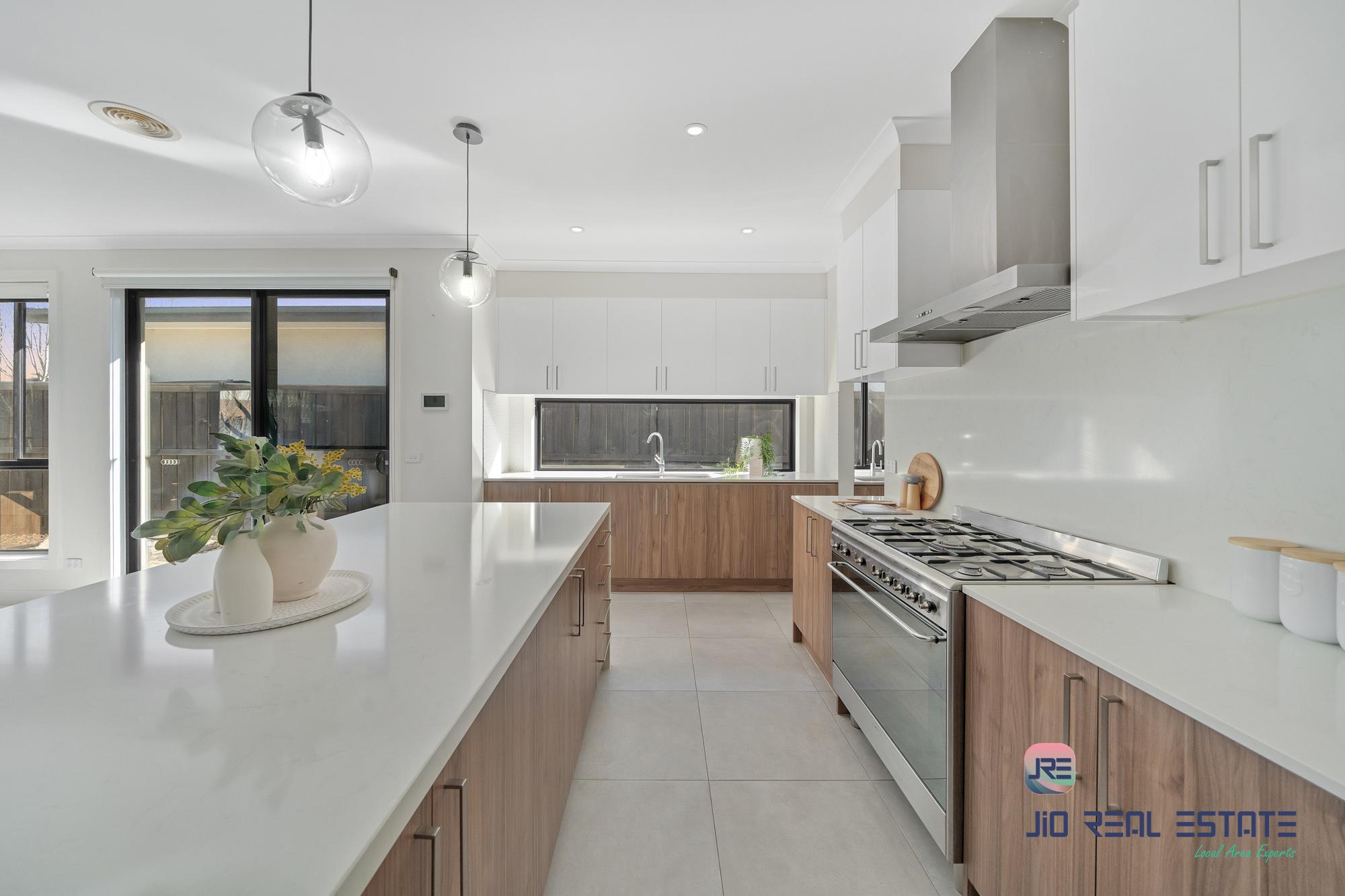 16 Wiltshire Boulevard, Thornhill Park VIC