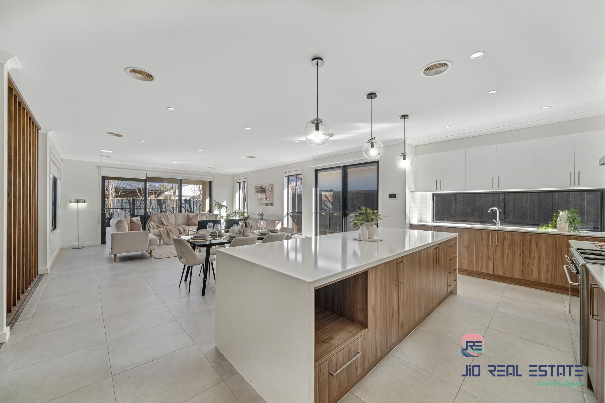 16 Wiltshire Boulevard, Thornhill Park VIC