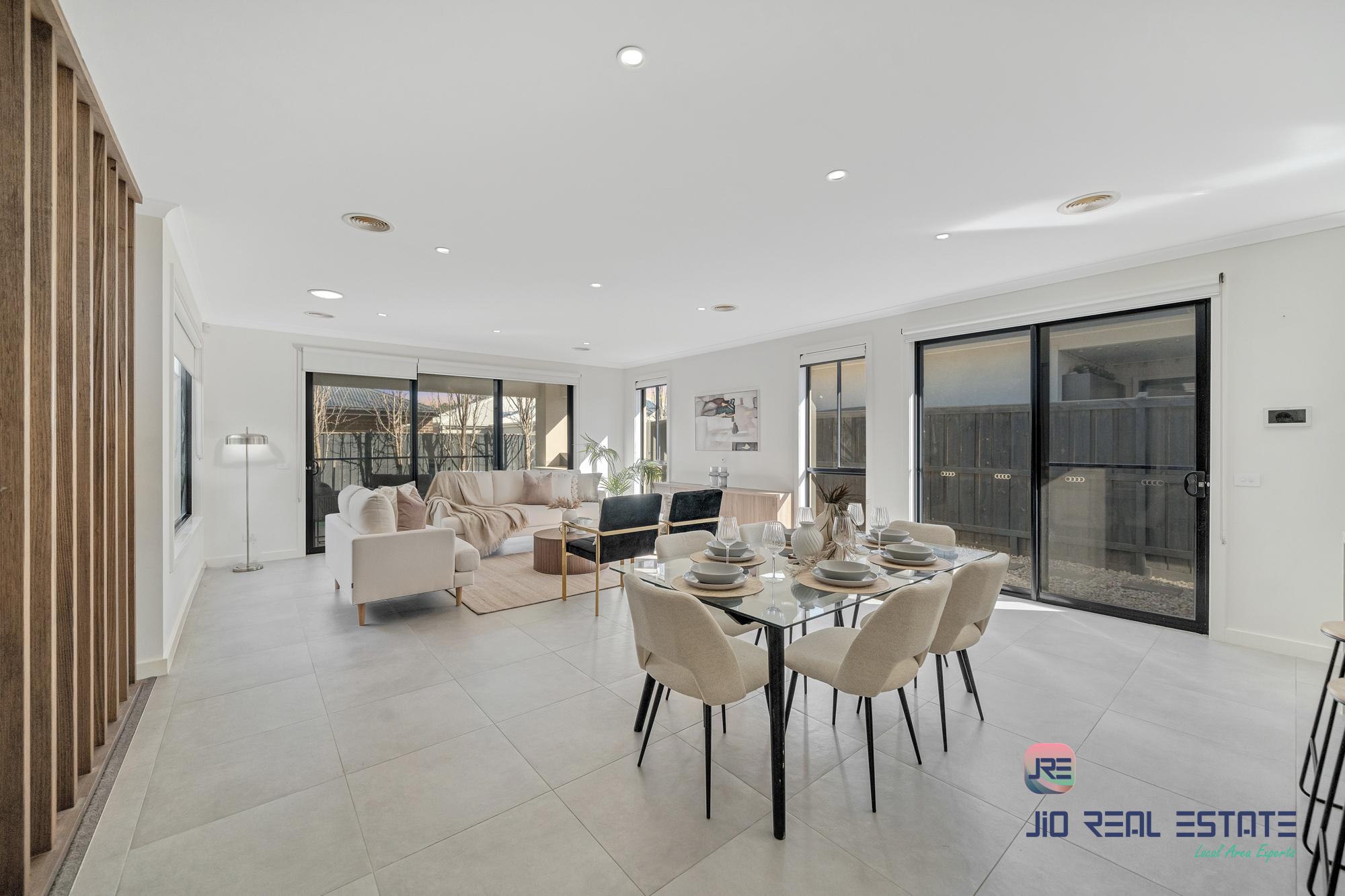 16 Wiltshire Boulevard, Thornhill Park VIC