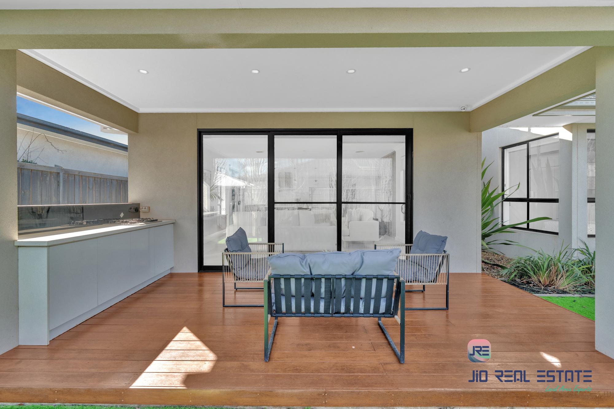 16 Wiltshire Boulevard, Thornhill Park VIC