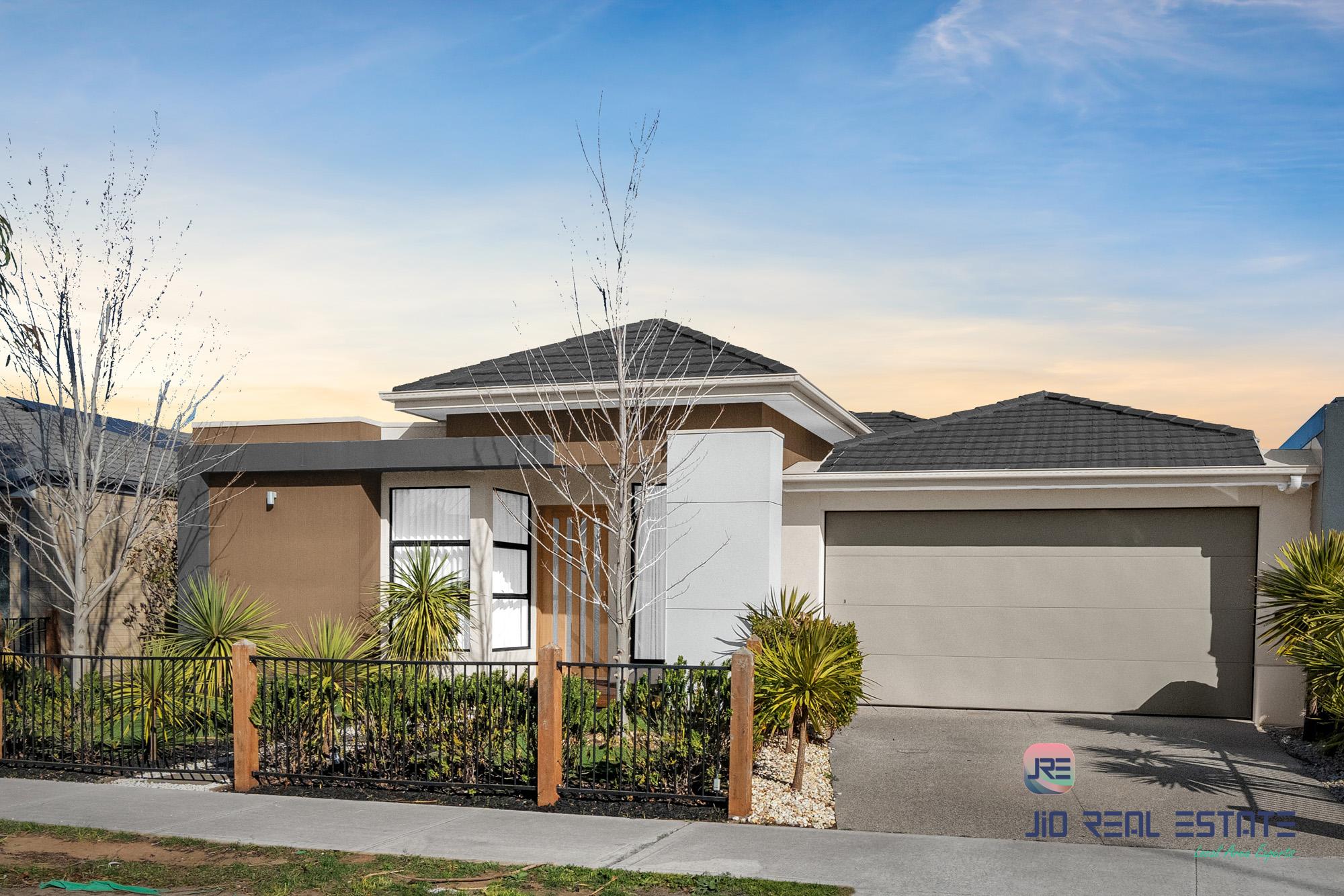 16 Wiltshire Boulevard, Thornhill Park VIC