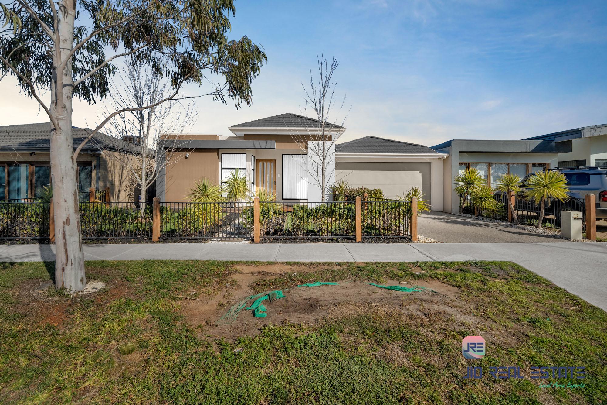 16 Wiltshire Boulevard, Thornhill Park VIC